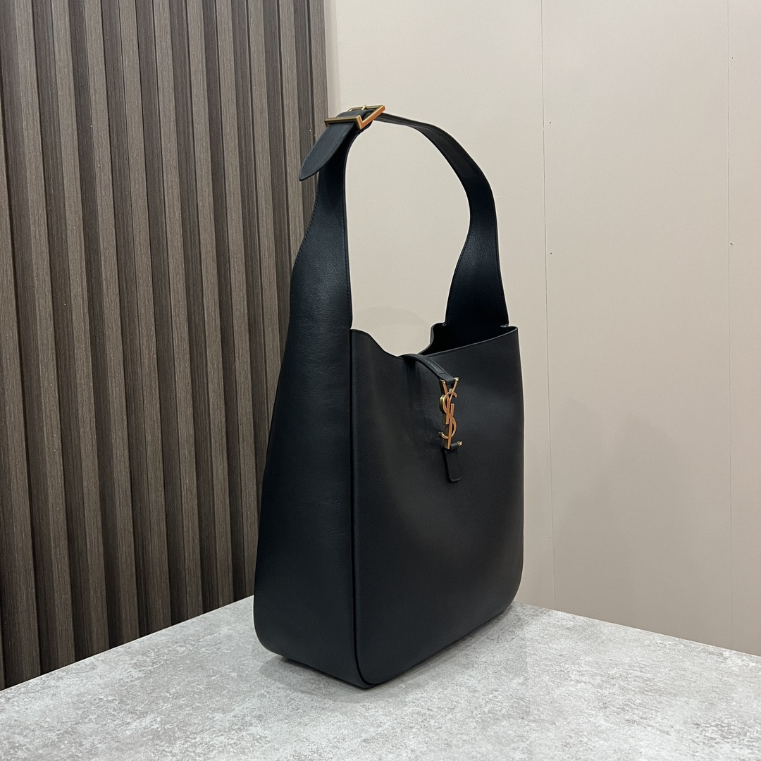 Y*L LE 5 À 7 S*pPLE LARGE IN SMOOTH LEATHER BLACK 11.8" X 11" X 4.3"