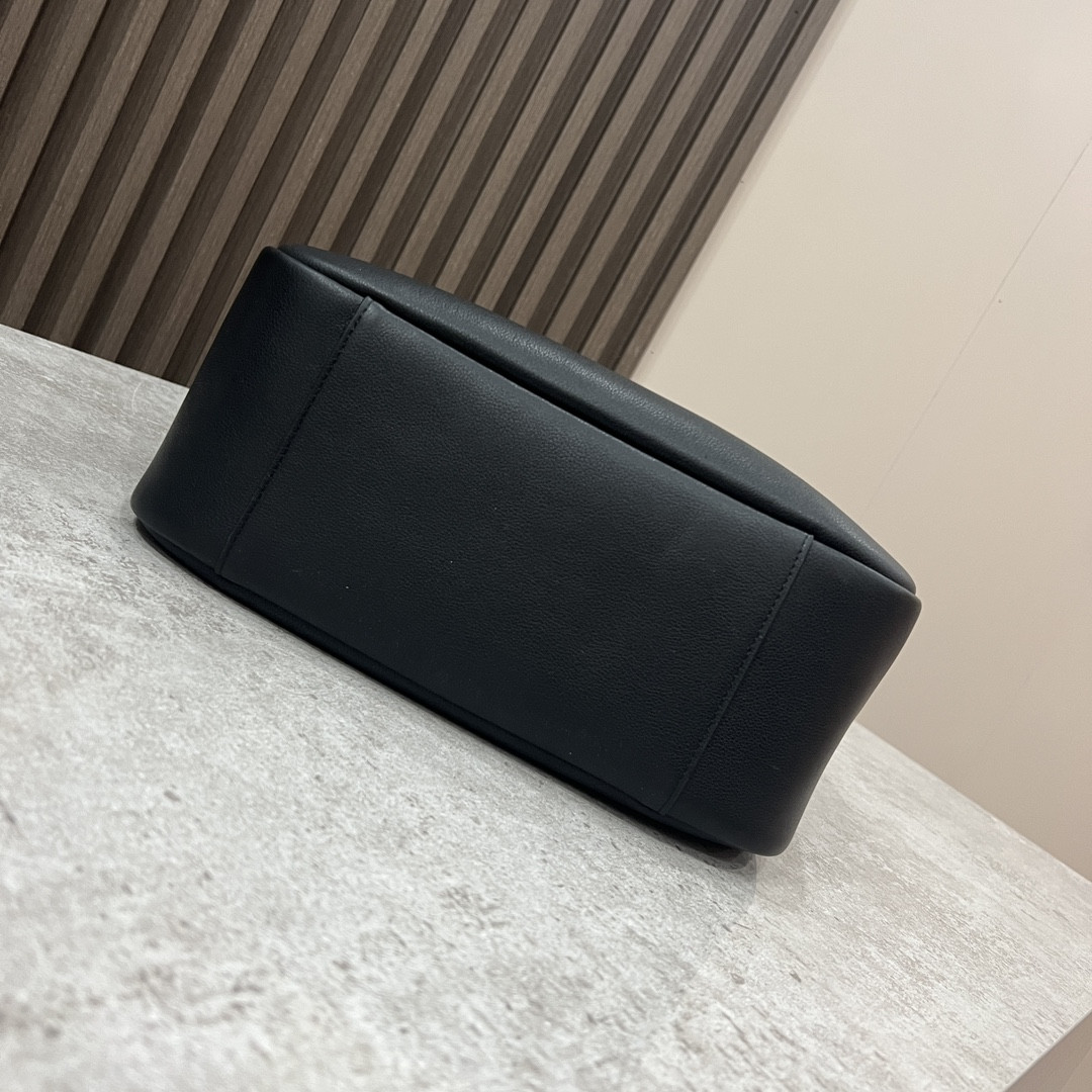 Y*L LE 5 À 7 S*pPLE LARGE IN SMOOTH LEATHER BLACK 11.8" X 11" X 4.3"