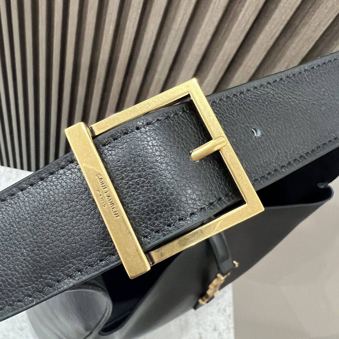 Y*L LE 5 À 7 S*pPLE LARGE IN SMOOTH LEATHER BLACK 11.8" X 11" X 4.3"