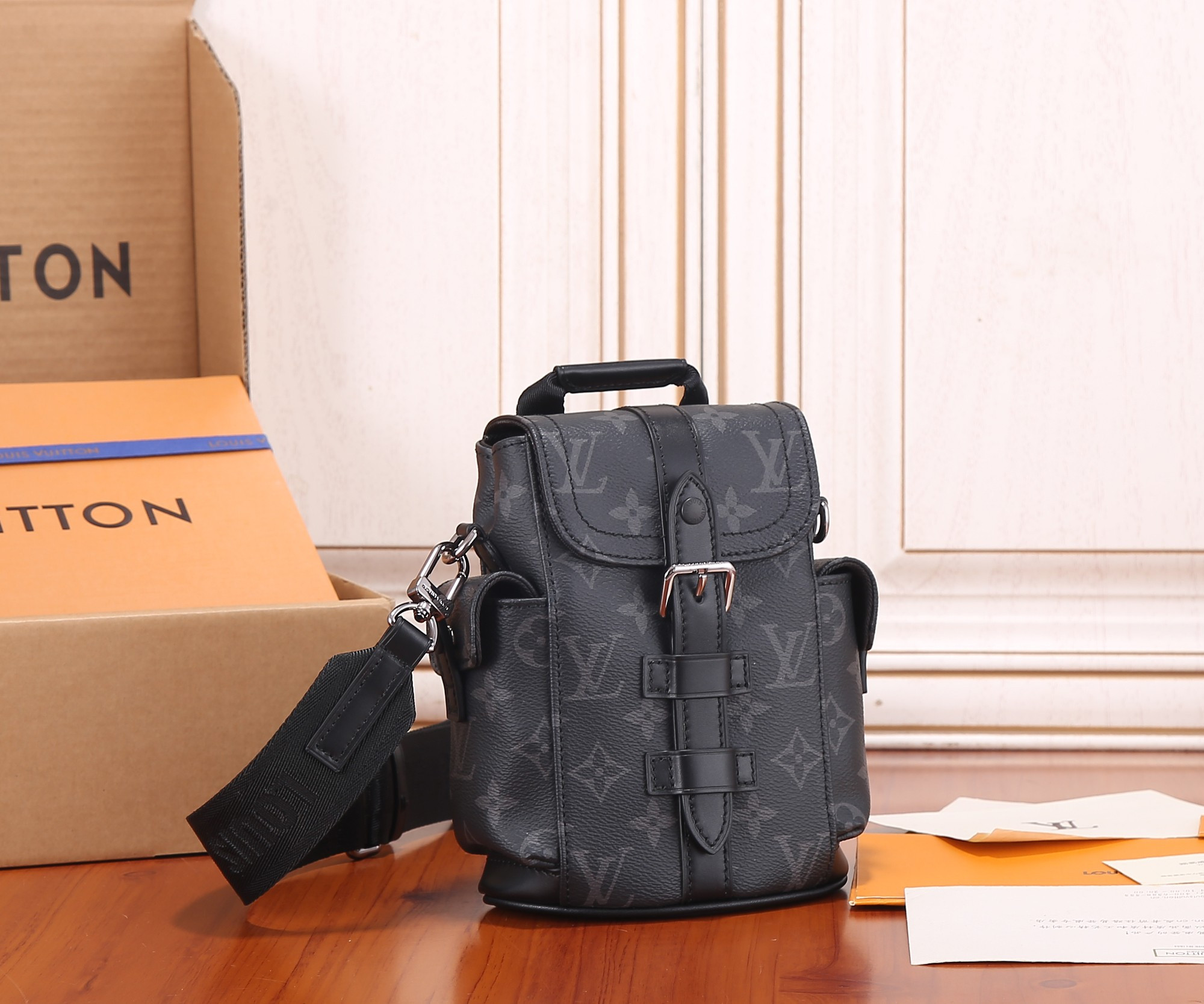 L0*is V*t0n LV M82769 Nano Christopher 14 x 19 x 6 cm