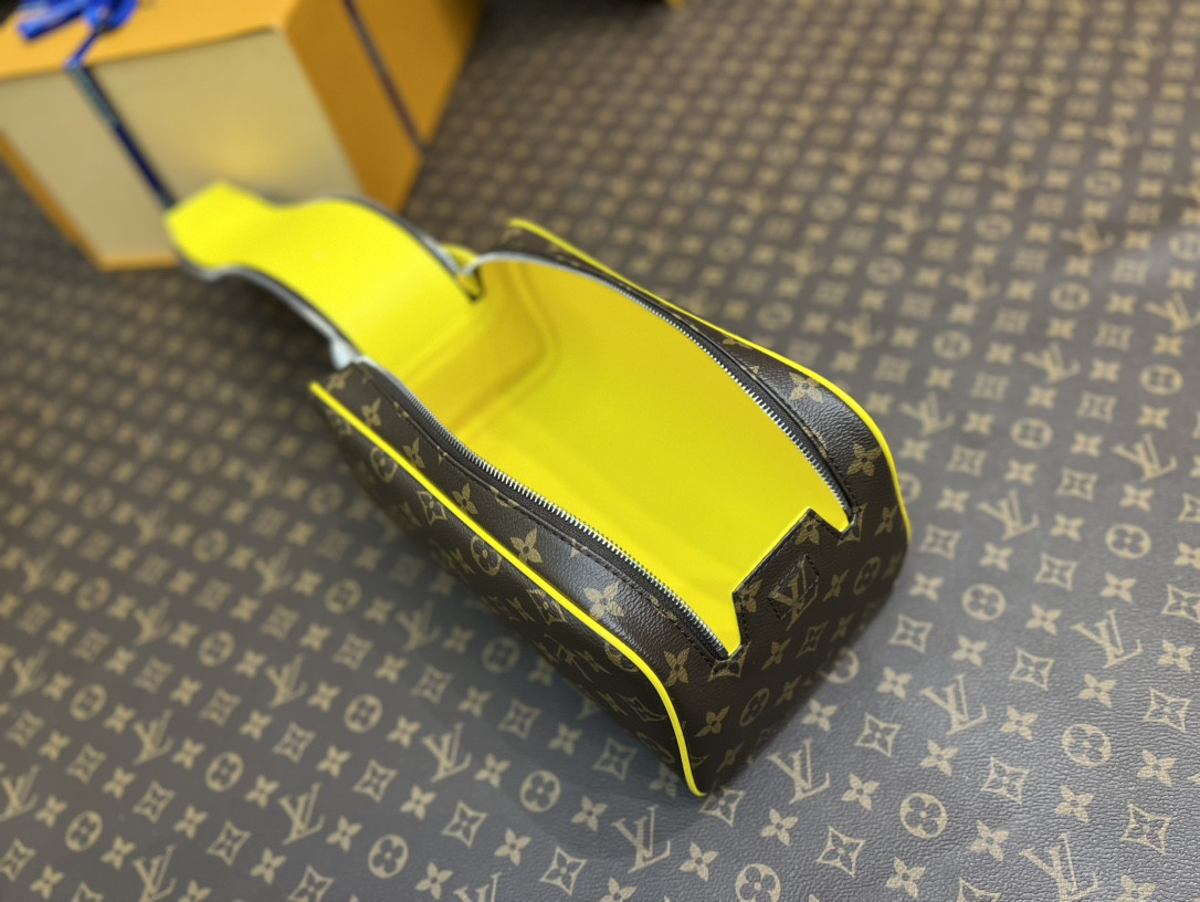 L0*is V*t0n M46764 Dopp Kit Toilet Pouch 28 x 15 x 16.5 cm