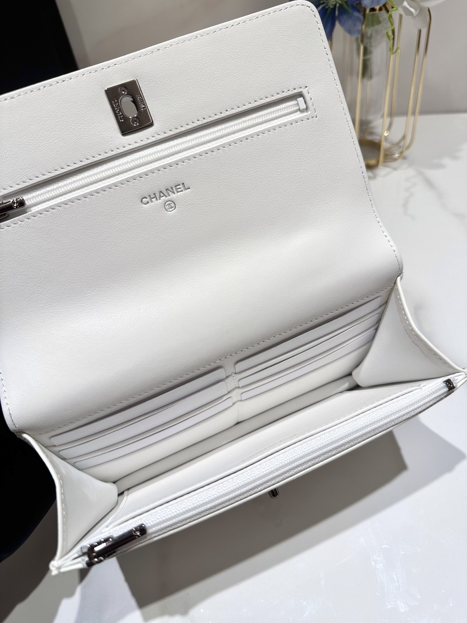 Ch*el CLASSIC WALLET ON CHAIN 4.8 × 7.5 × 1.4 in