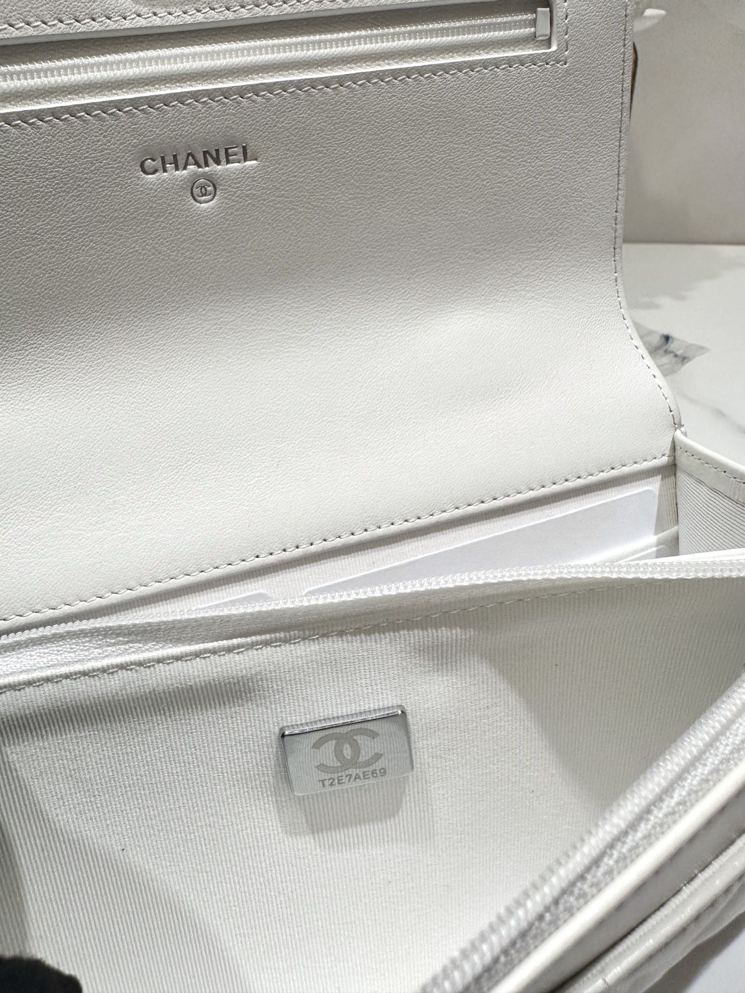 Ch*el CLASSIC WALLET ON CHAIN 4.8 × 7.5 × 1.4 in