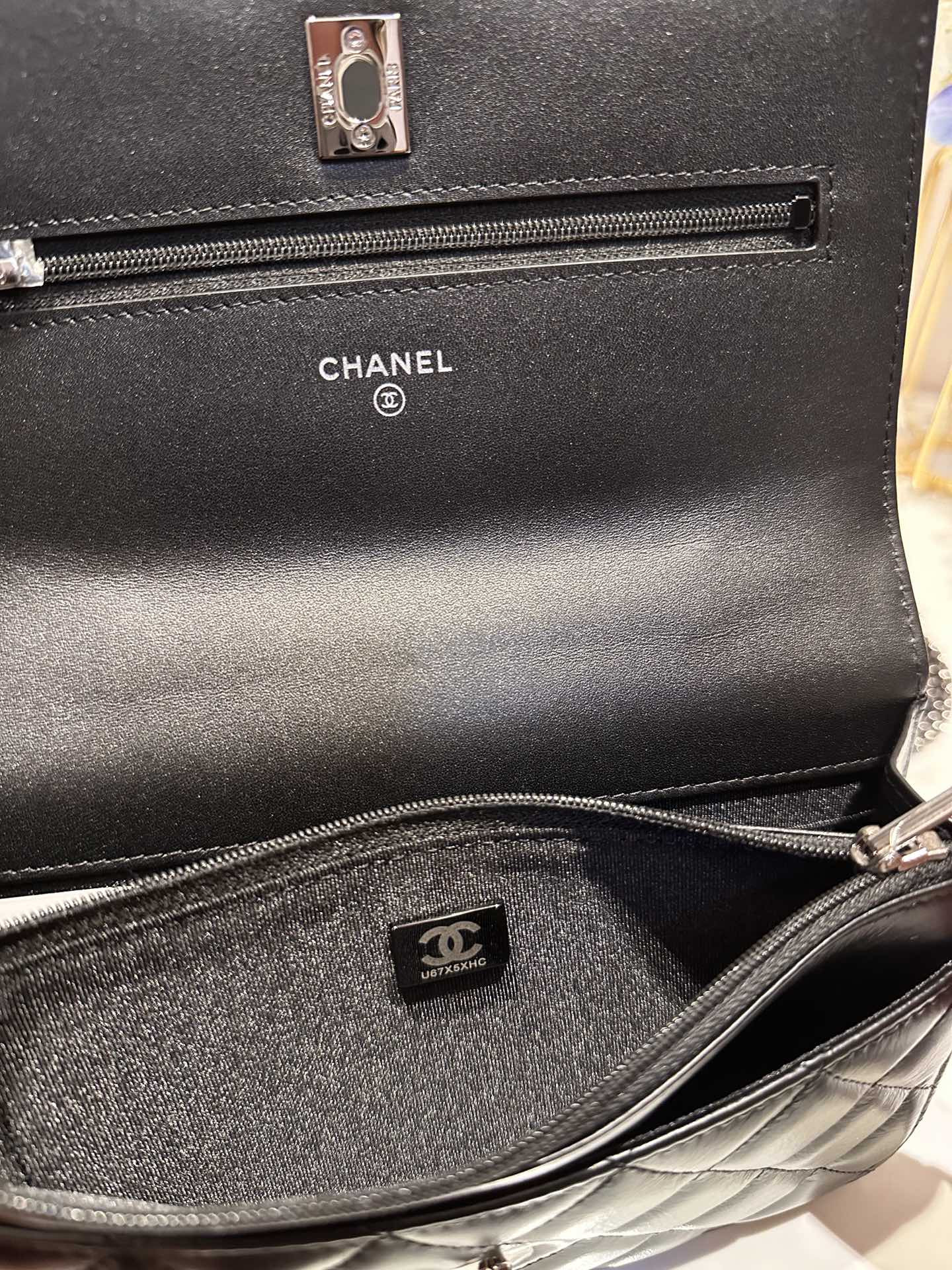 Ch*el CLASSIC WALLET ON CHAIN 4.8 × 7.5 × 1.4 in