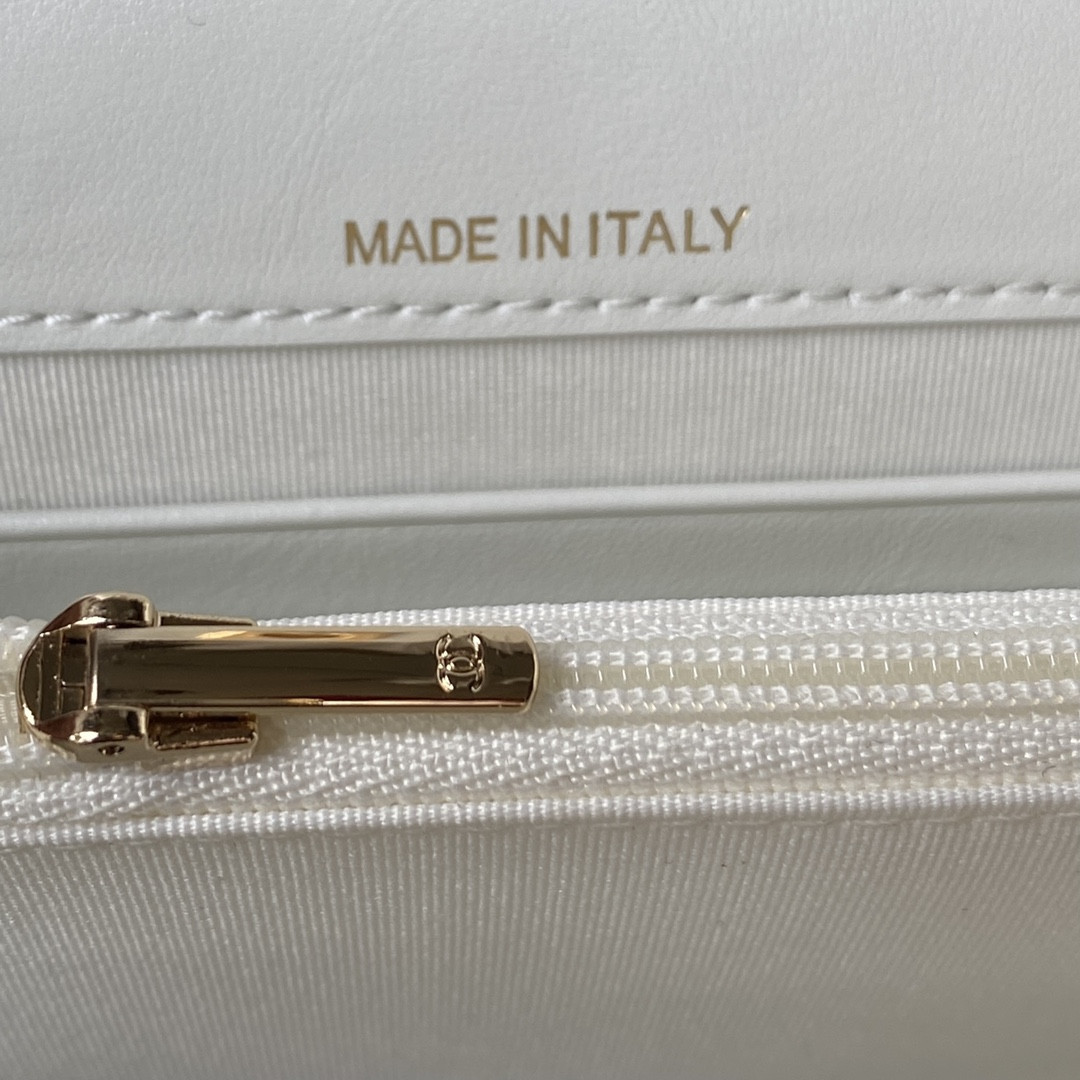 Ch*el CLASSIC WALLET ON CHAIN WHITE 4.8 × 7.5 × 1.4 in