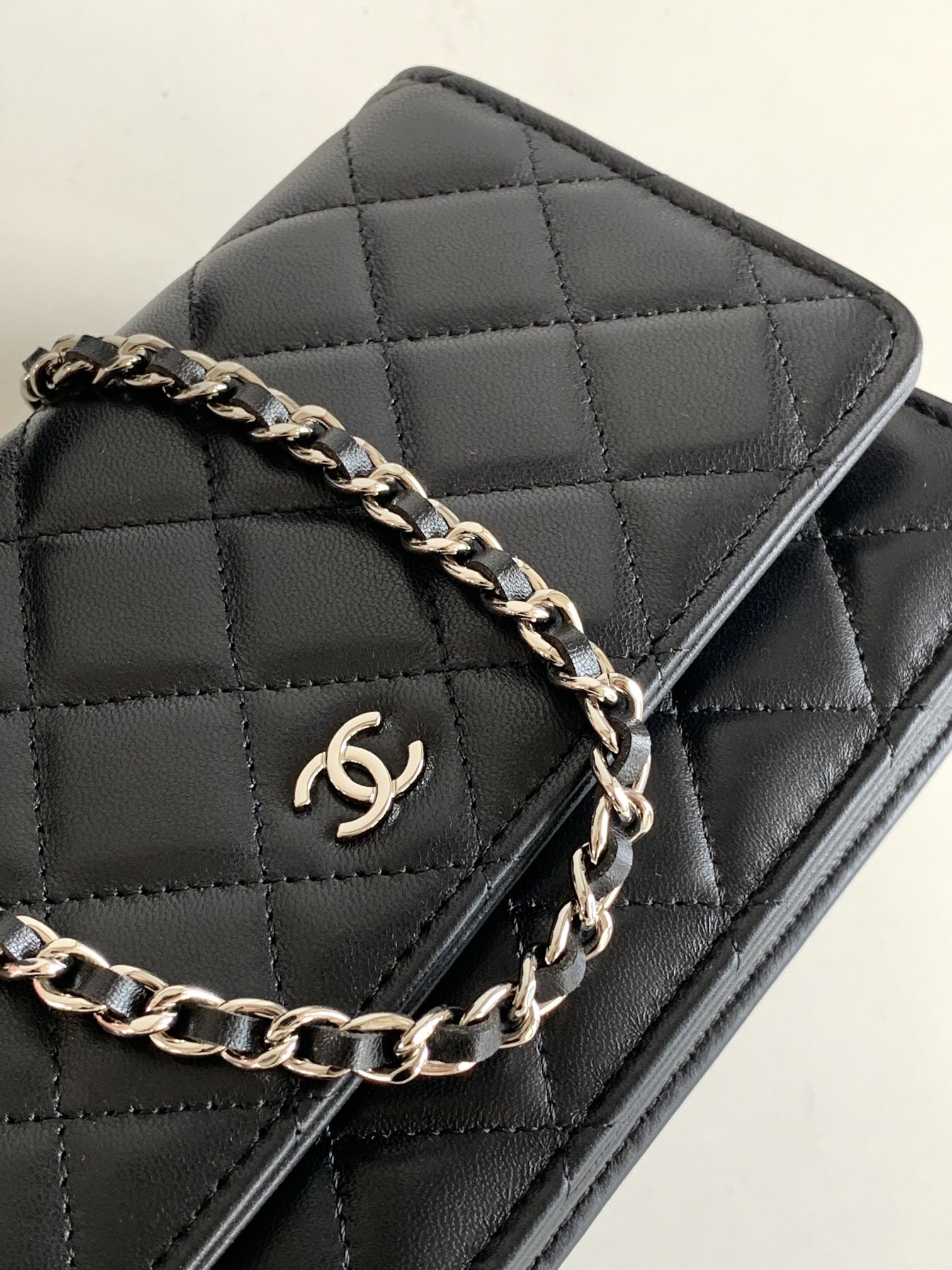 Ch*el CLASSIC WALLET ON CHAIN 4.8 × 7.5 × 1.4 in