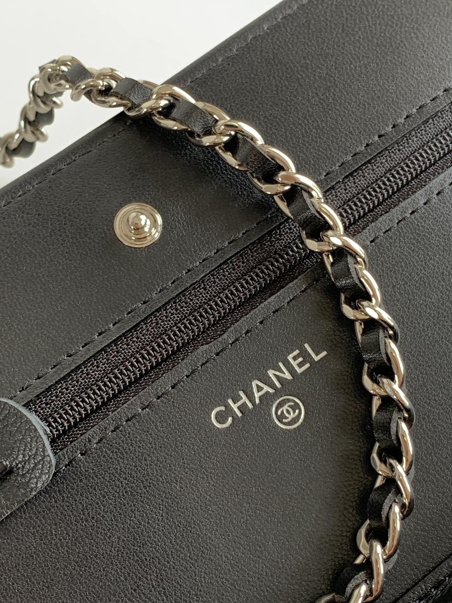 Ch*el CLASSIC WALLET ON CHAIN 4.8 × 7.5 × 1.4 in
