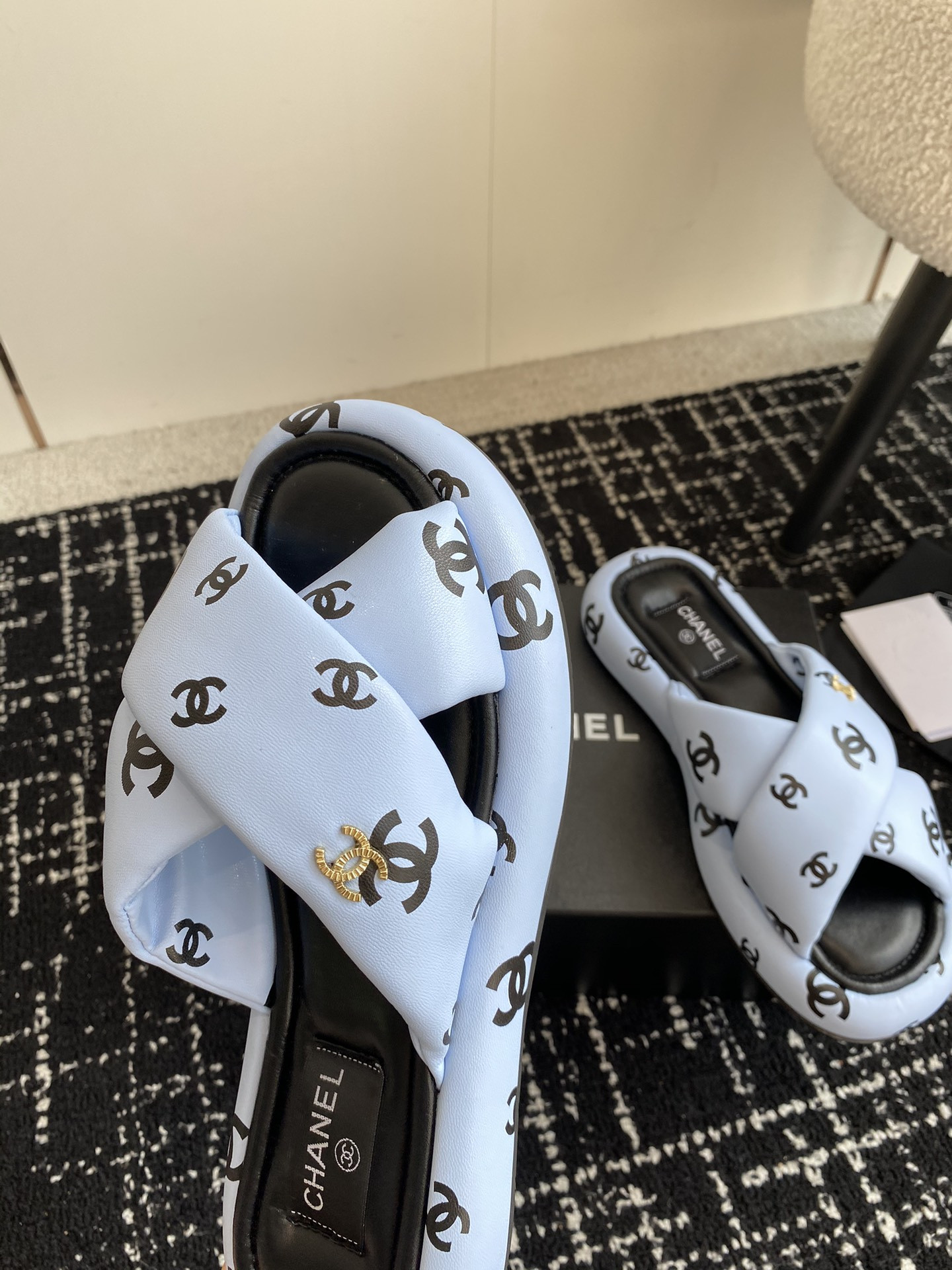 UA Ch*el SLIPPERS