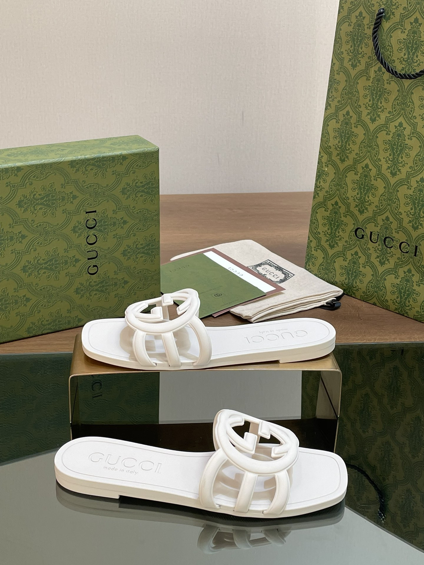 UA G*u*i INTERLOCKING G SLIDE SANDAL White