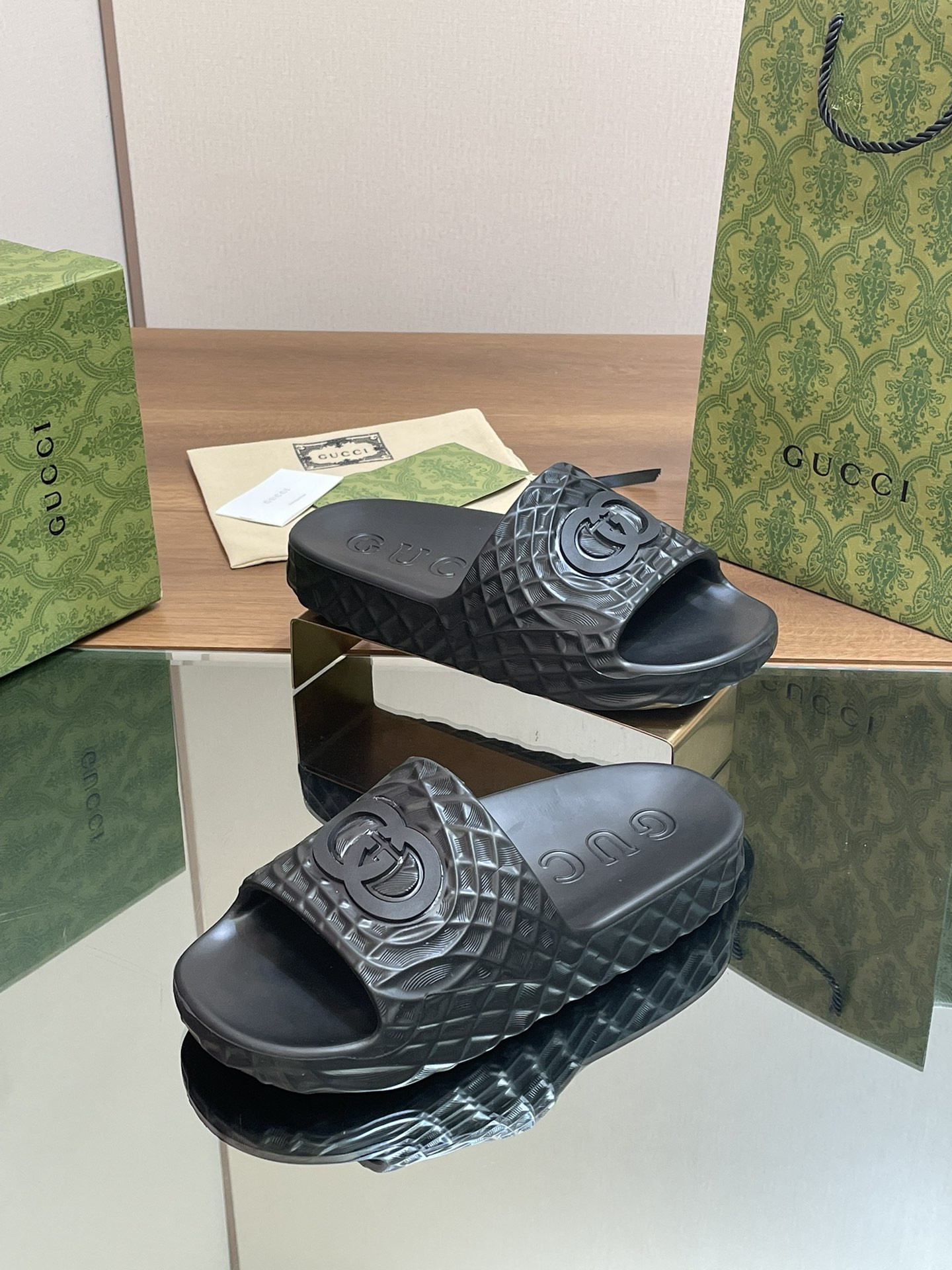 UA G*u*i INTERLOCKING G SLIDE SANDAL Black