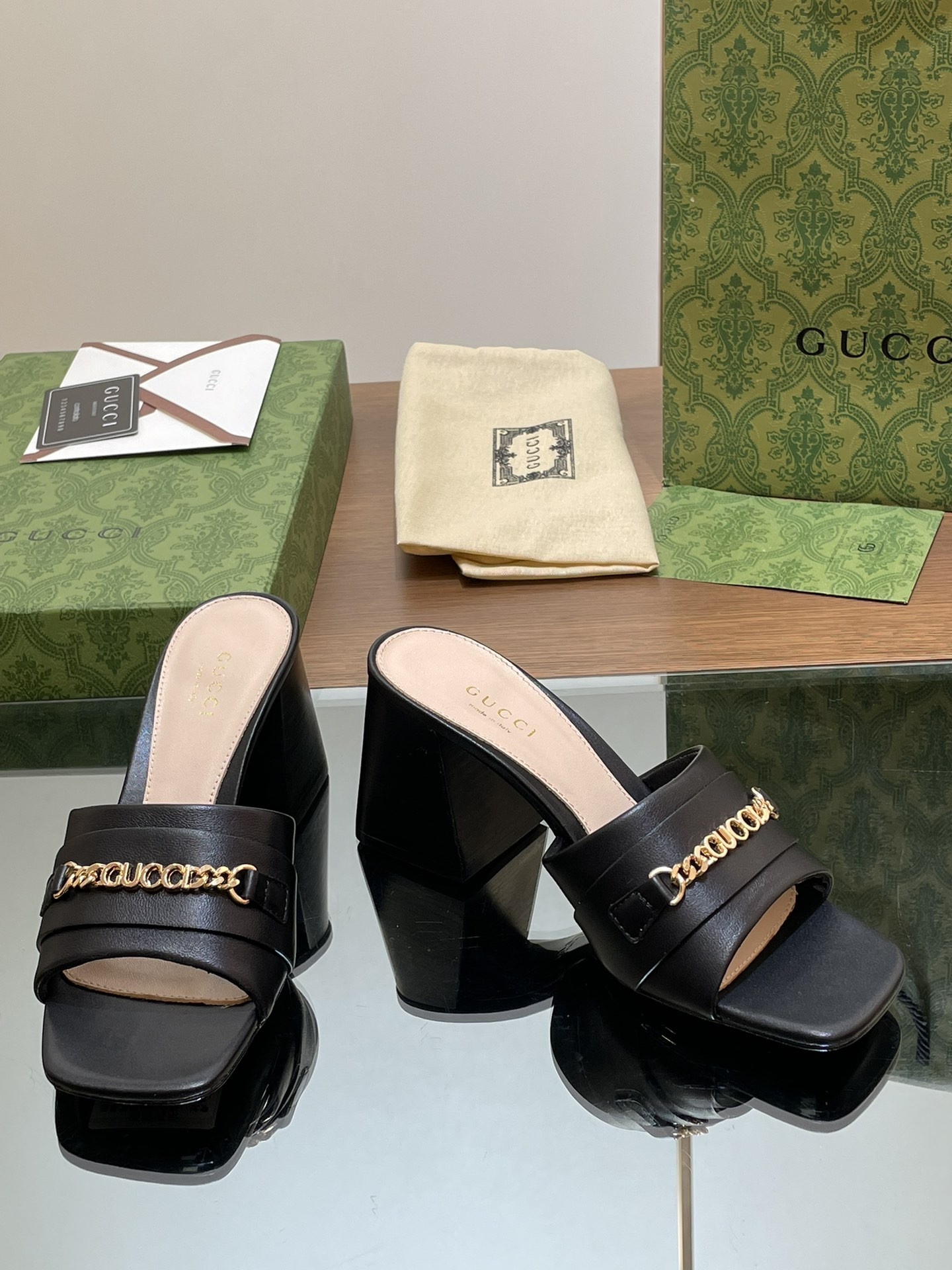 UA G*u*i SIGNORIA SLIDE SANDAL