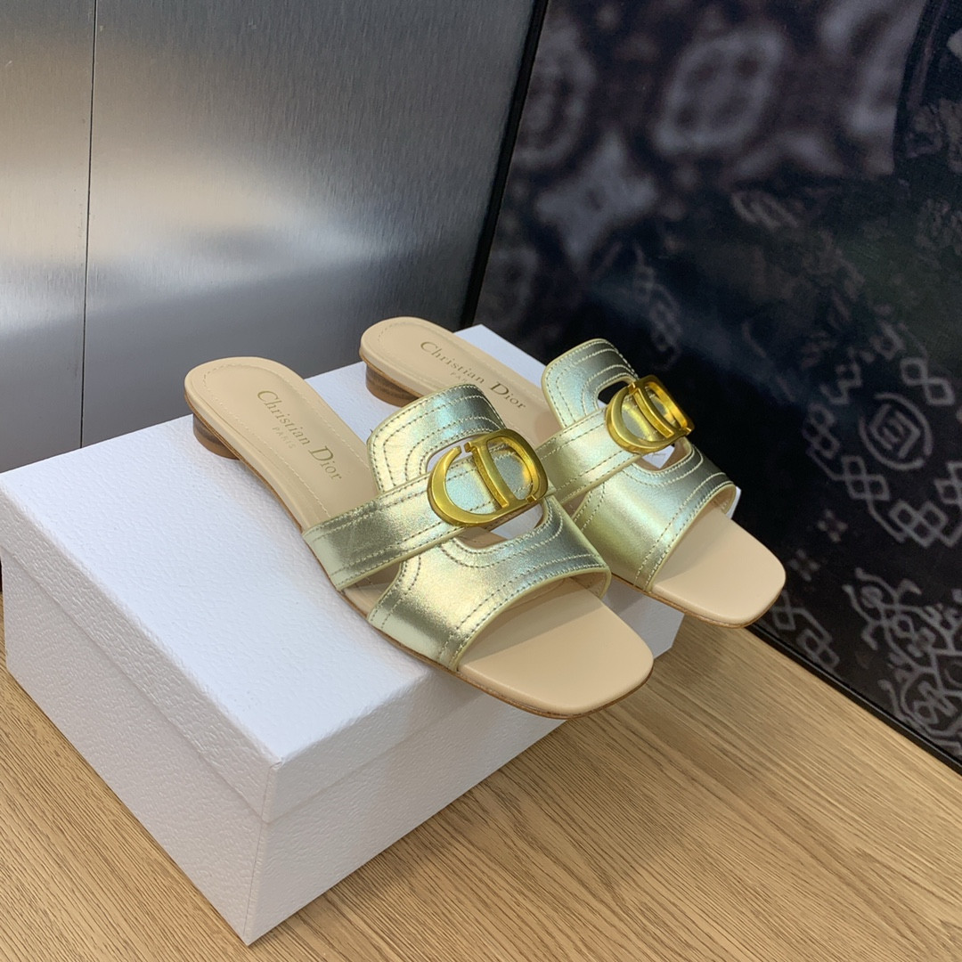 UA D*0r 30 Montaigne Slide