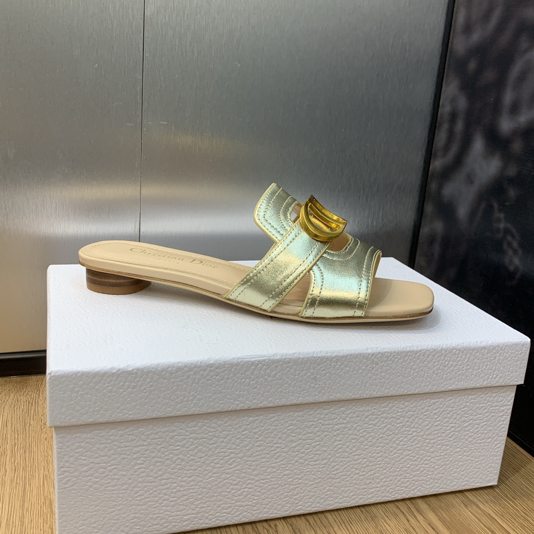 UA D*0r 30 Montaigne Slide