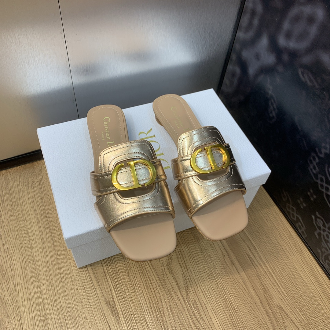 UA D*0r 30 Montaigne Slide