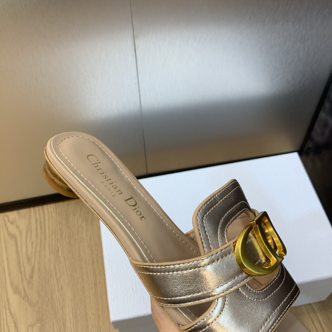 UA D*0r 30 Montaigne Slide