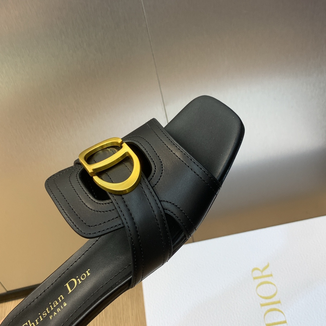 UA D*0r 30 Montaigne Slide