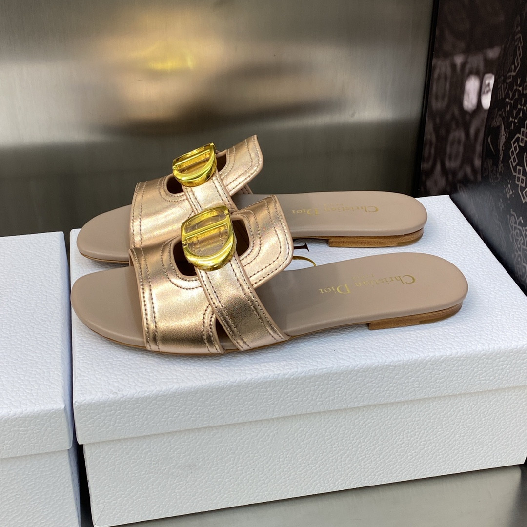 UA D*0r 30 Montaigne Slide