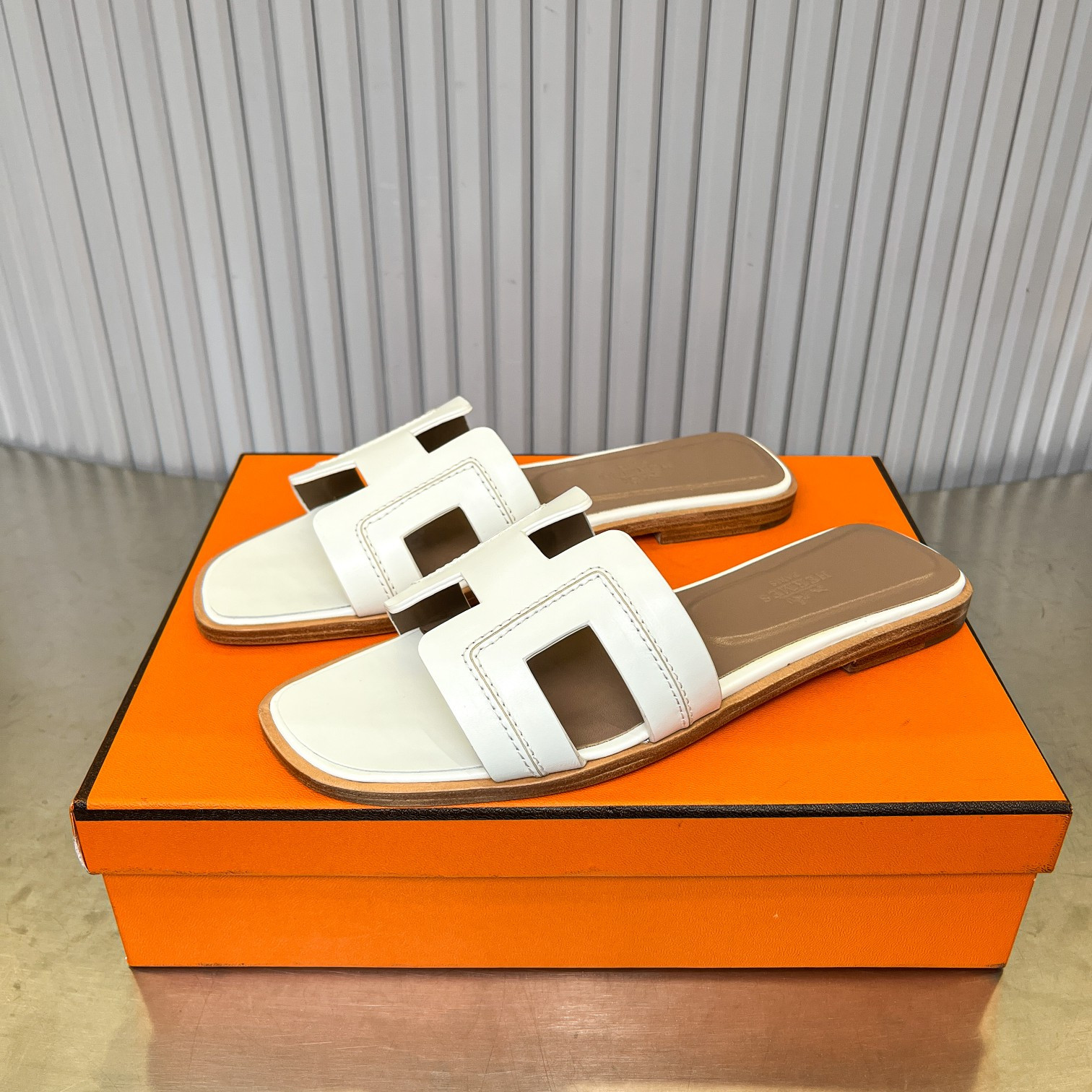 UA Hermès Oran sandal