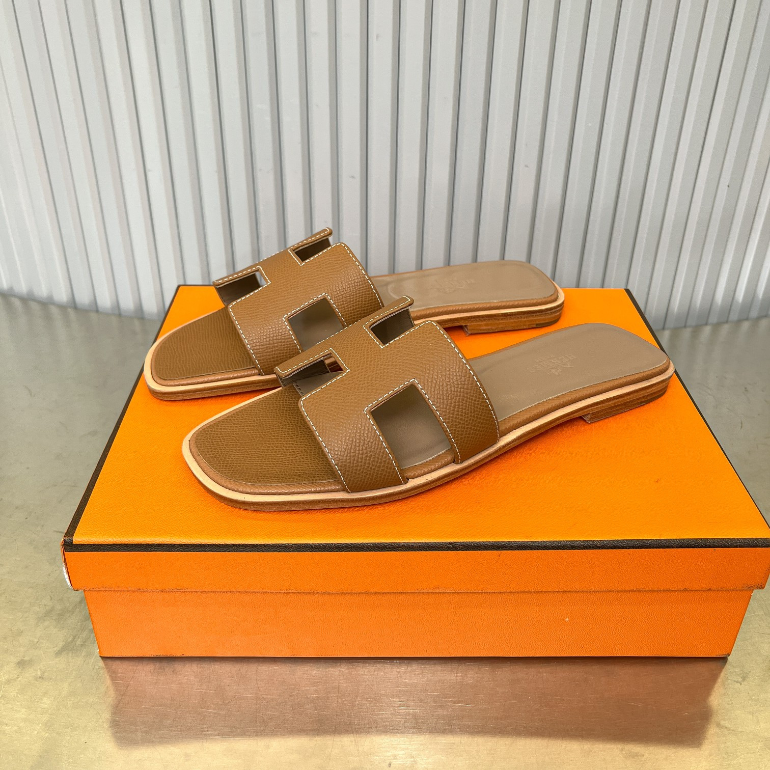UA Hermès Oran sandal