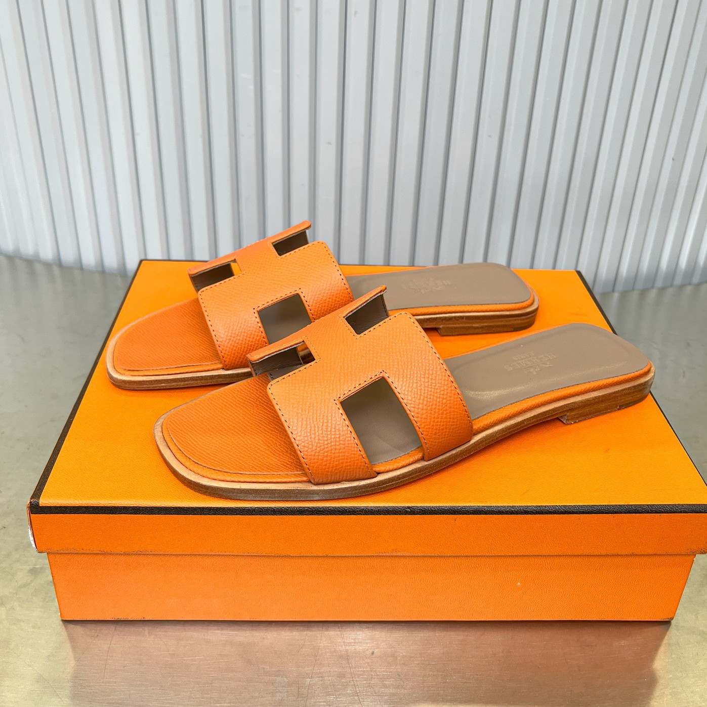 UA Hermès Oran sandal