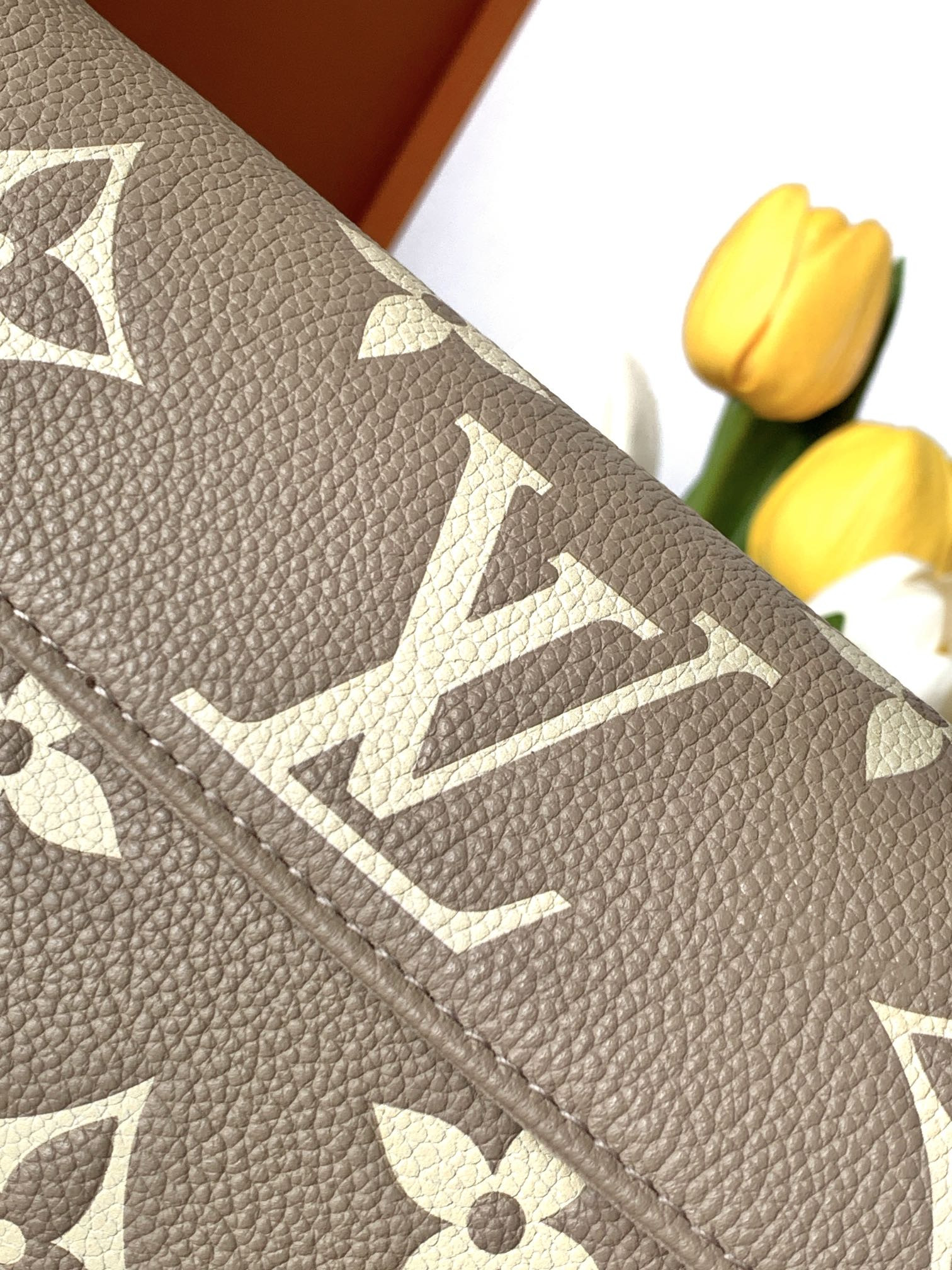 LV Wallet On Chain Ivy M82211 9.3 x 4.7 x 1.7 inches