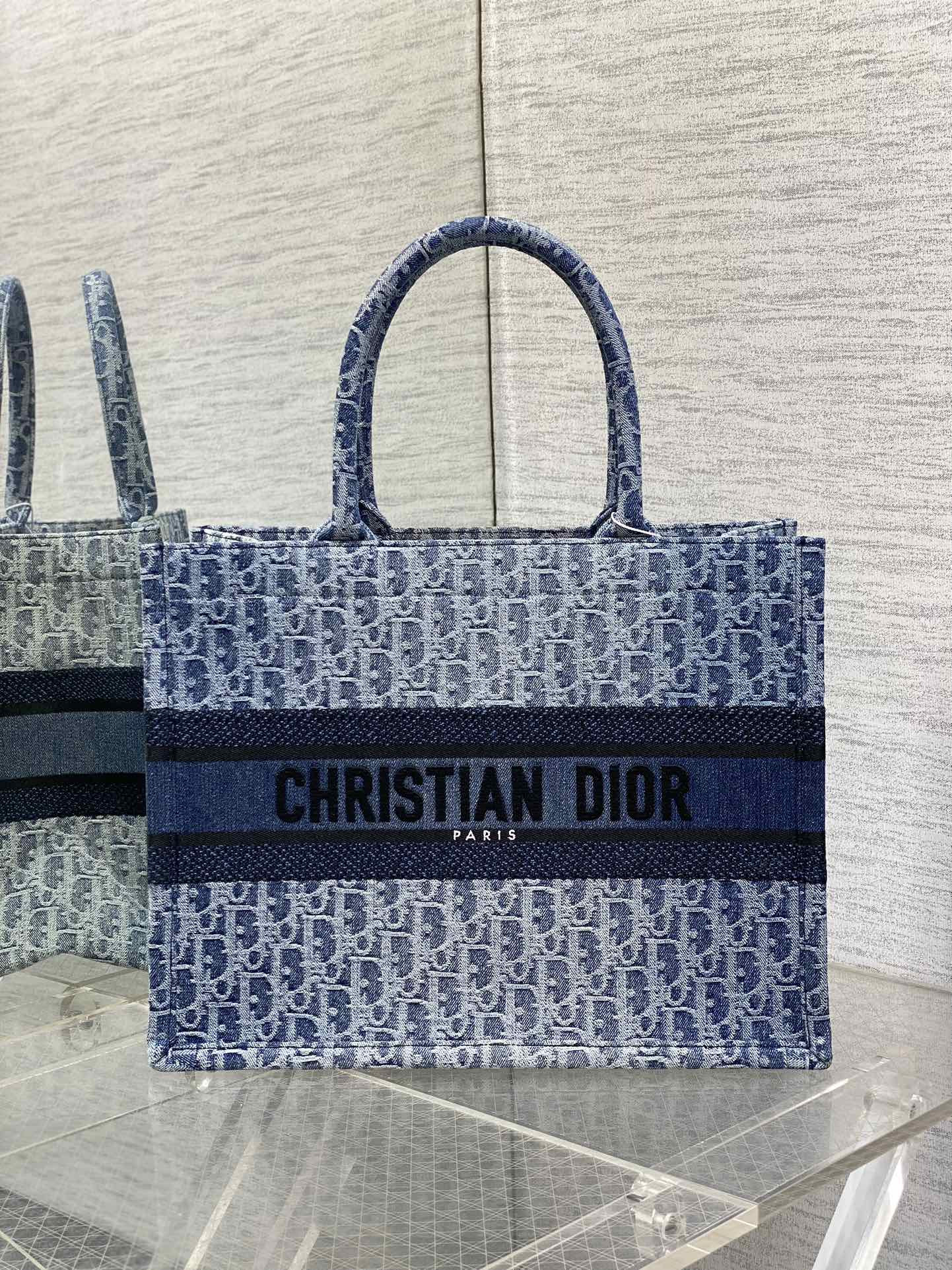 Medium D*0r Book Tote Blue Denim D*0r Oblique Jacquard 36 x 27.5 x 16.5 cm