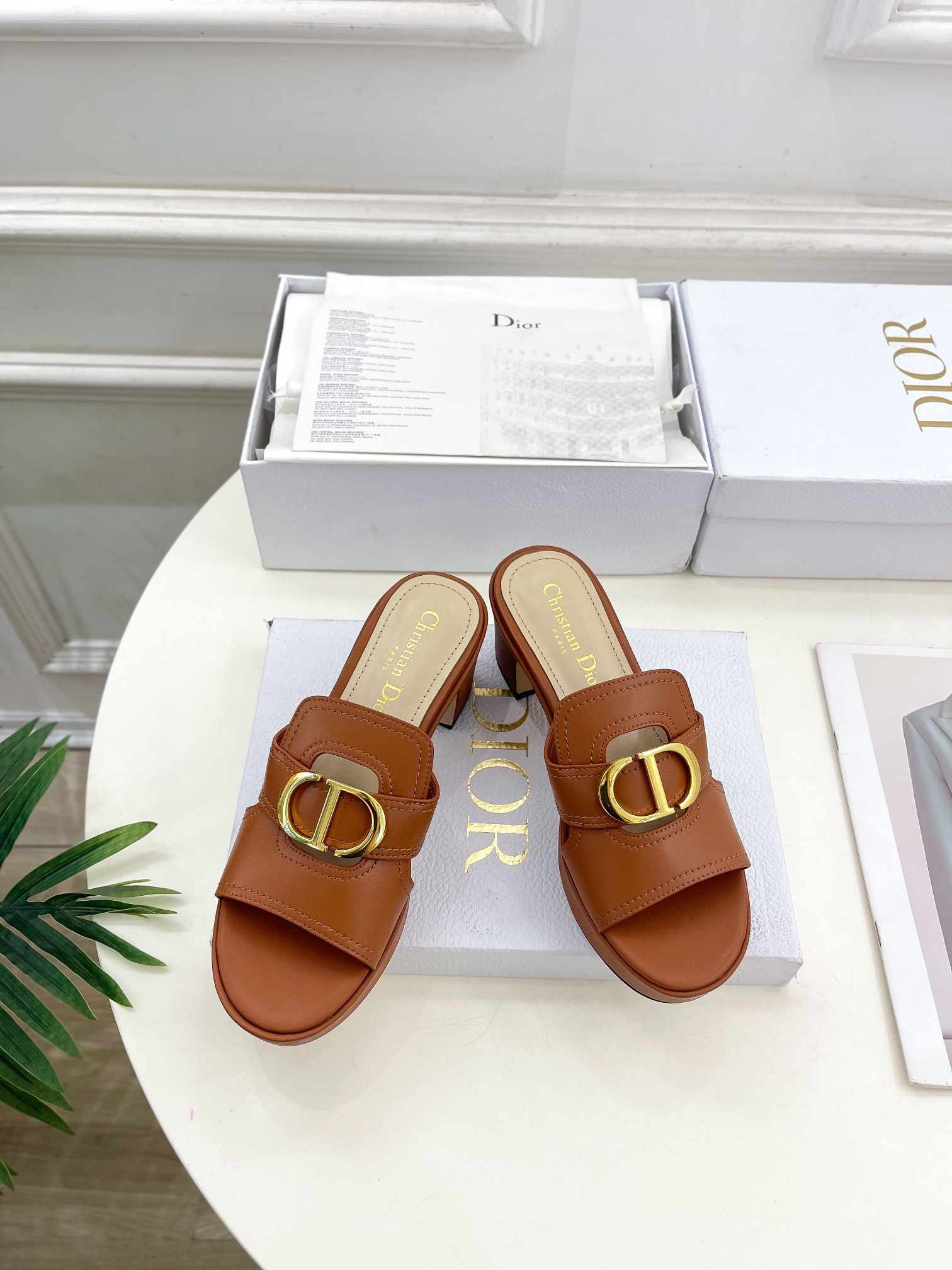 UA D*0r 30 Montaigne Platform Slide