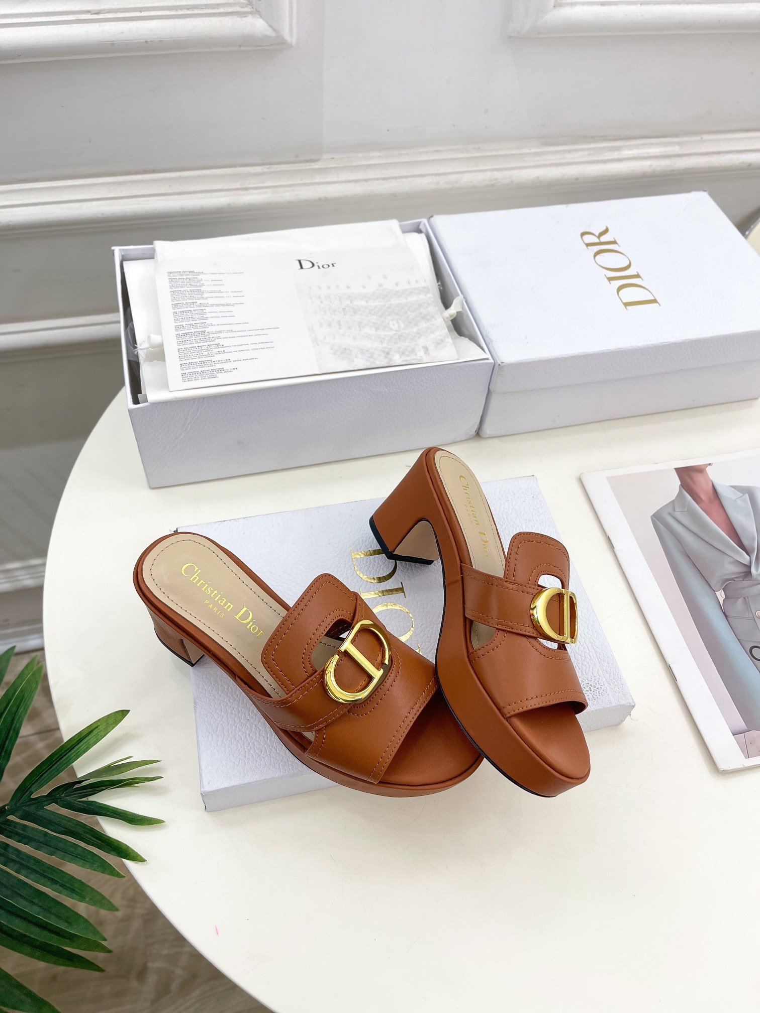 UA D*0r 30 Montaigne Platform Slide