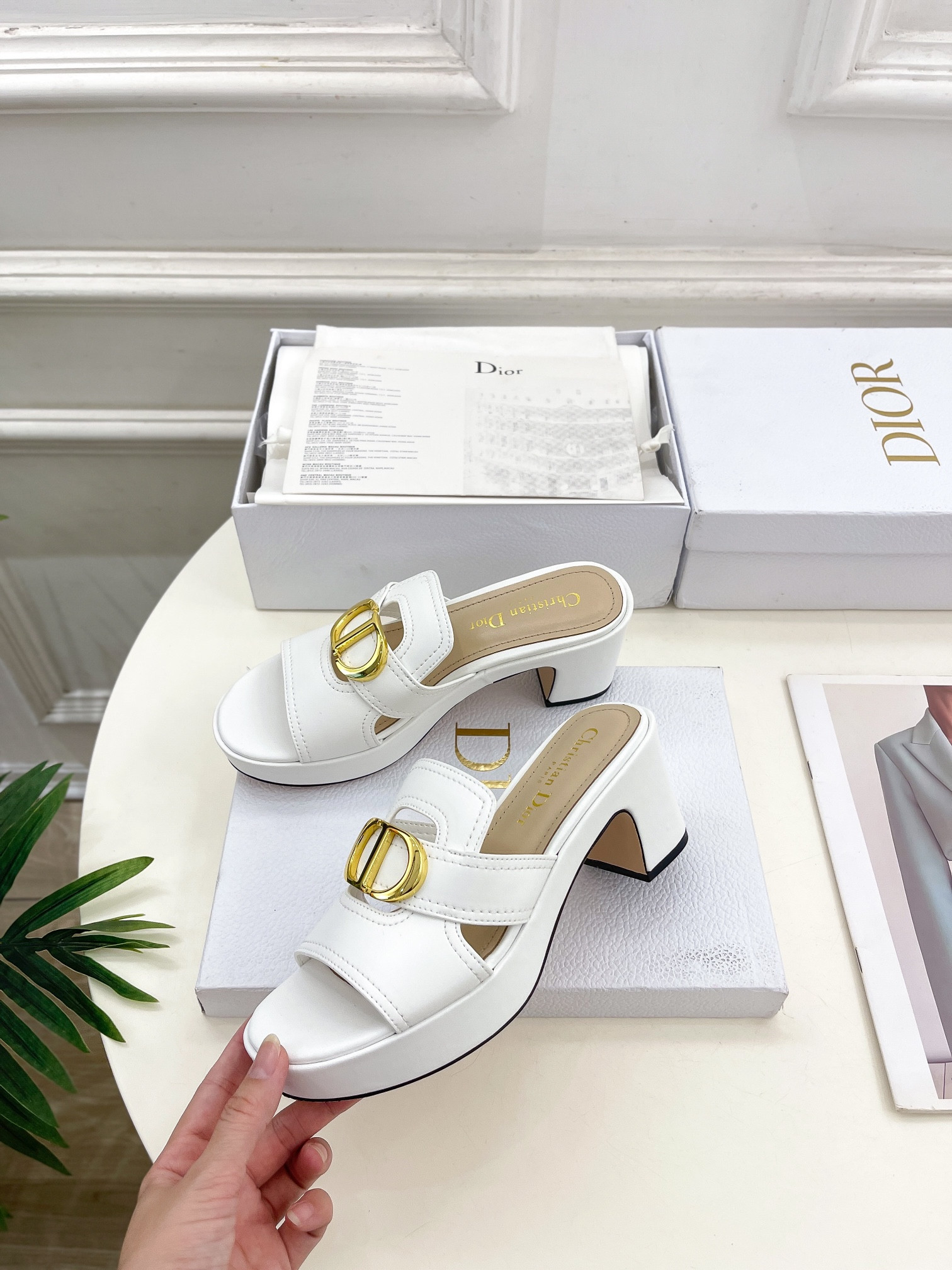 UA D*0r 30 Montaigne Platform Slide