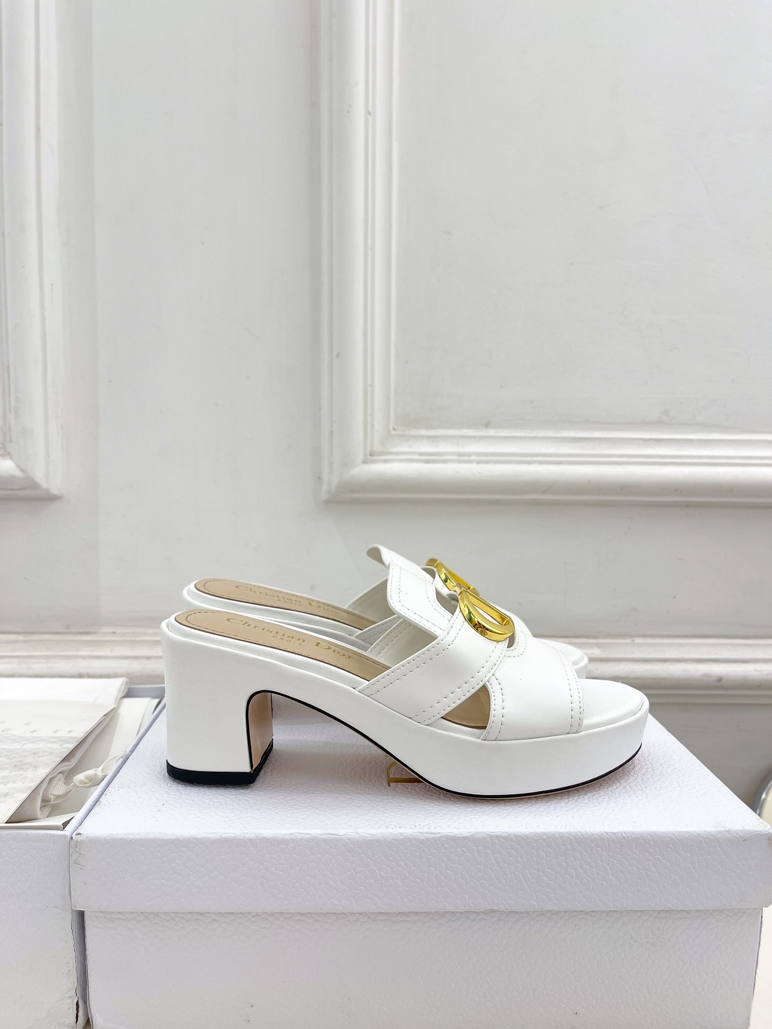 UA D*0r 30 Montaigne Platform Slide