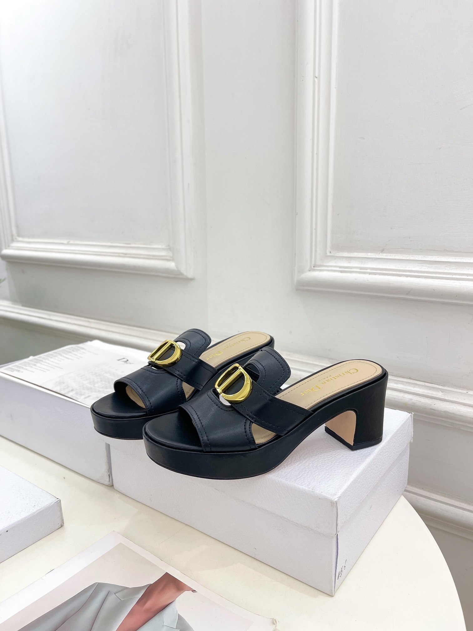 UA D*0r 30 Montaigne Platform Slide