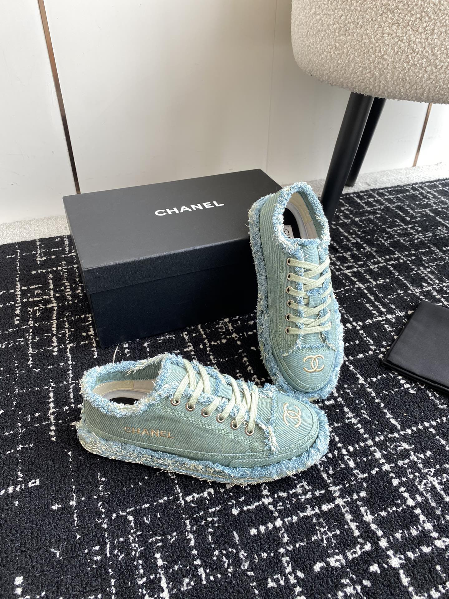 UA Ch*el SNEAKER