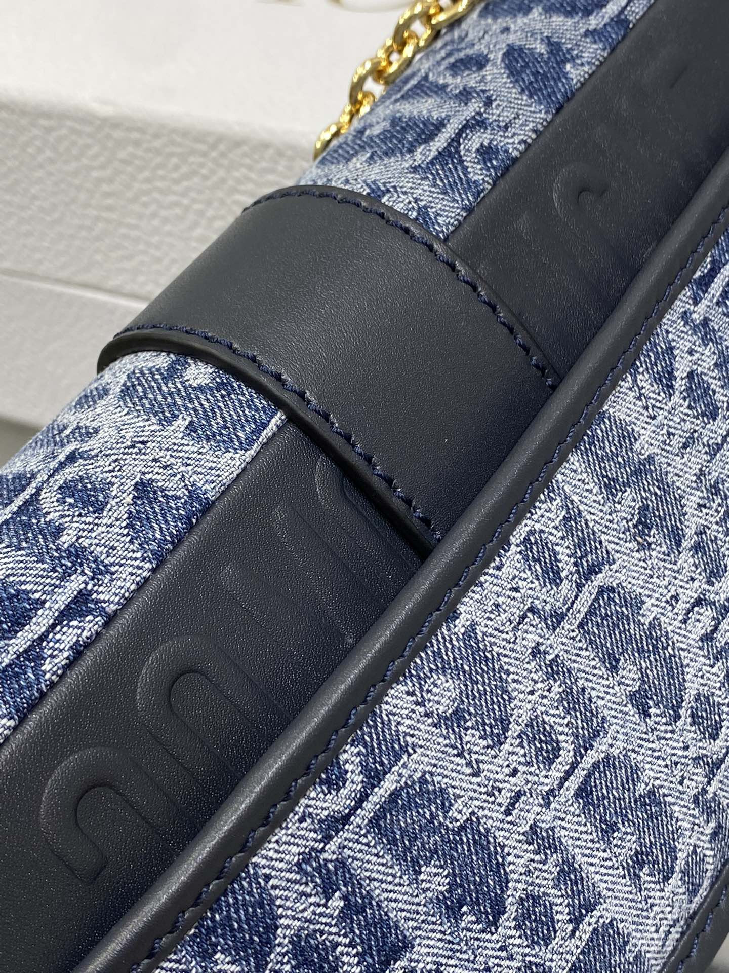 D*0r 30 Montaigne East-West Bag with Chain Blue Denim D*0r Oblique Jacquard 21 x 12 x 6 cm