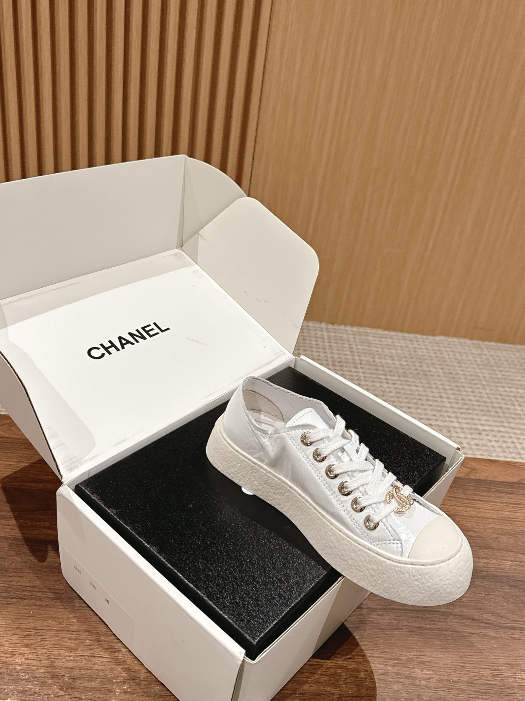 UA Ch*el SNEAKER