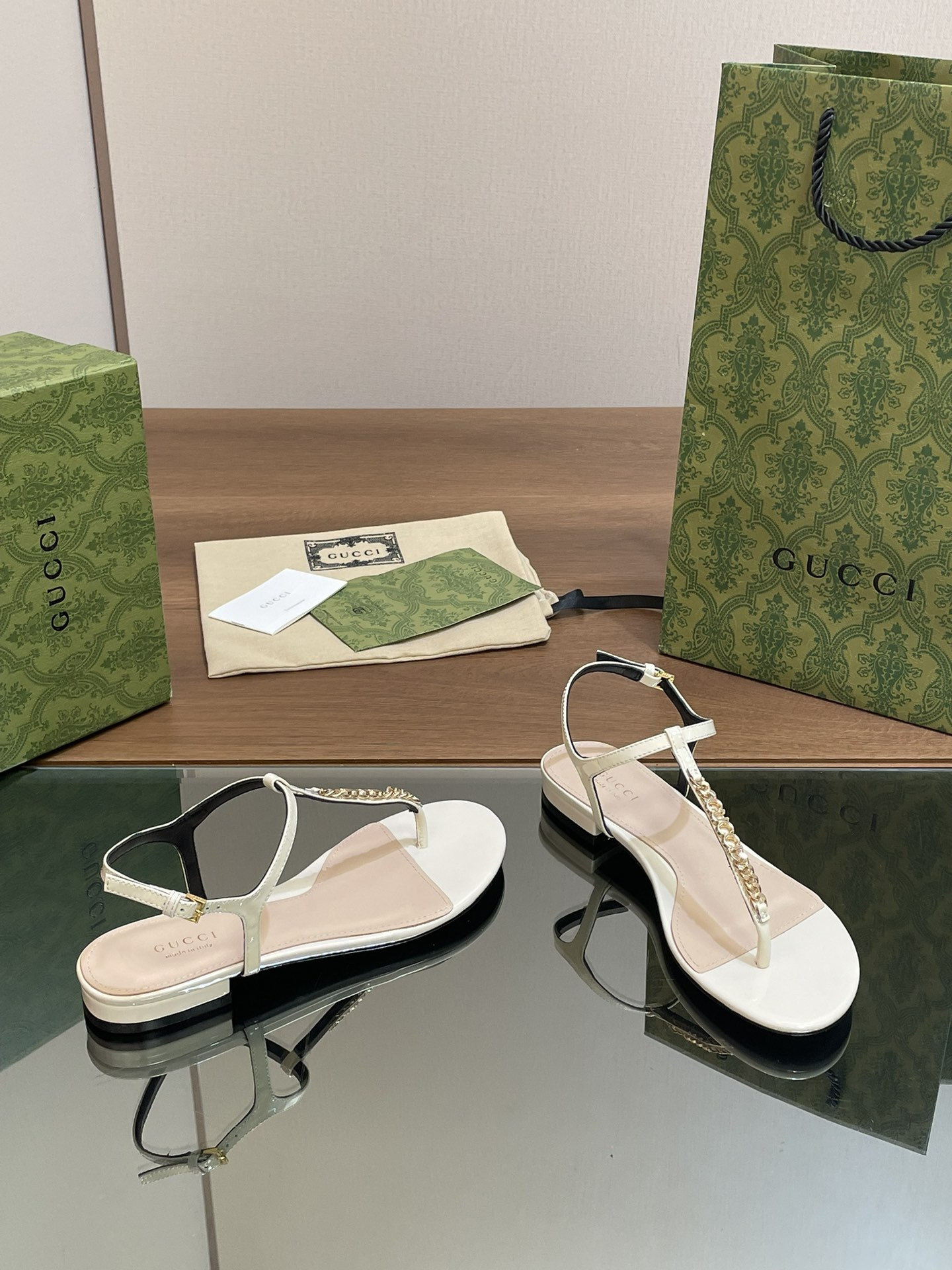 UA G*u*i SIGNORIA THONG SANDAL