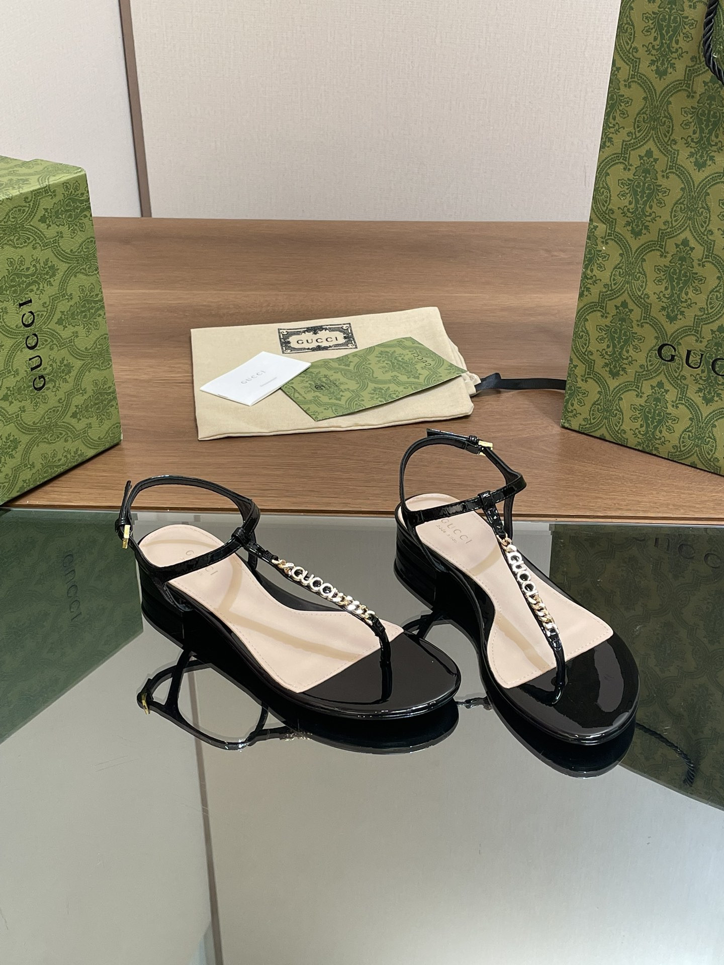 UA G*u*i SIGNORIA THONG SANDAL