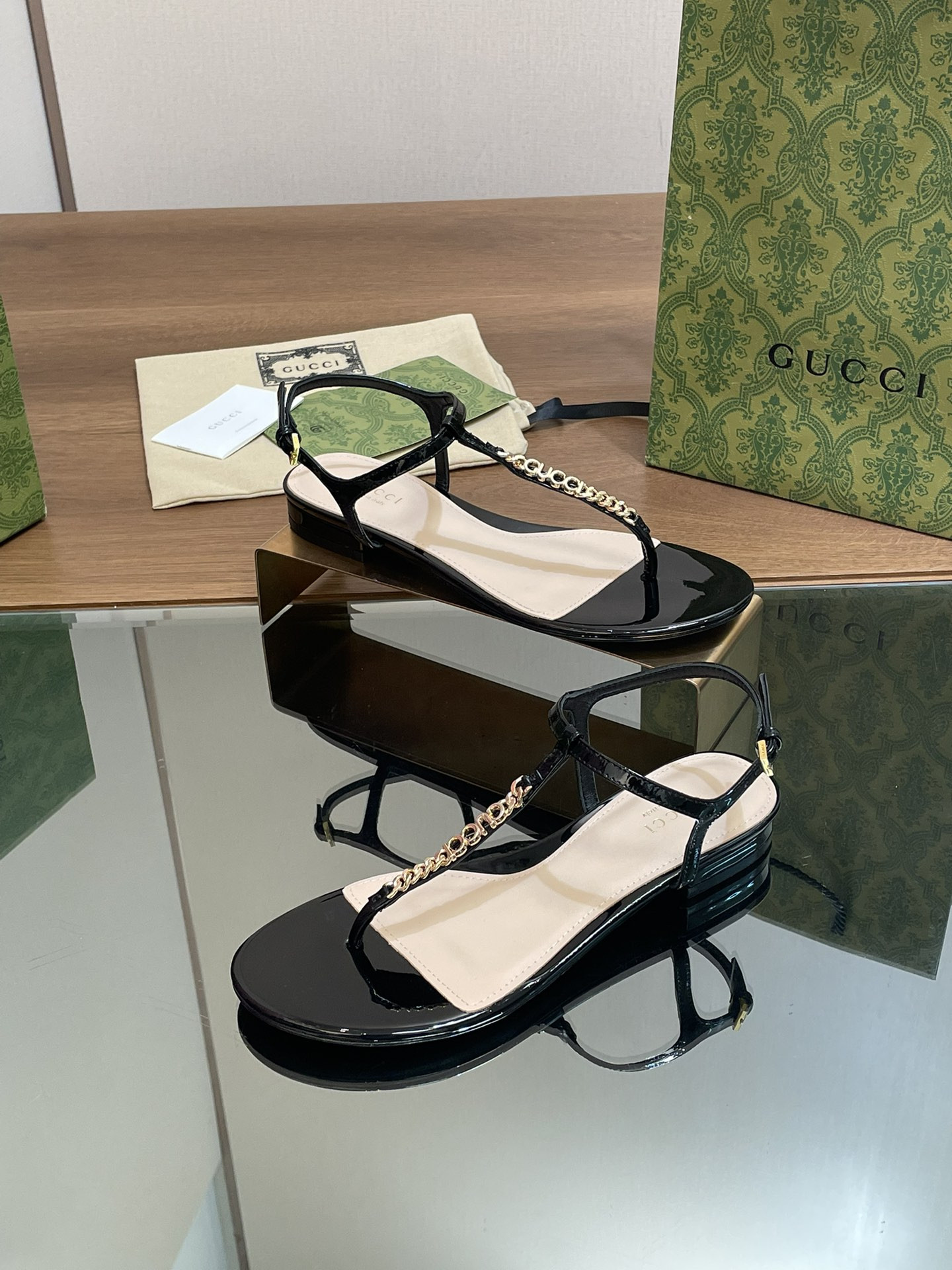 UA G*u*i SIGNORIA THONG SANDAL