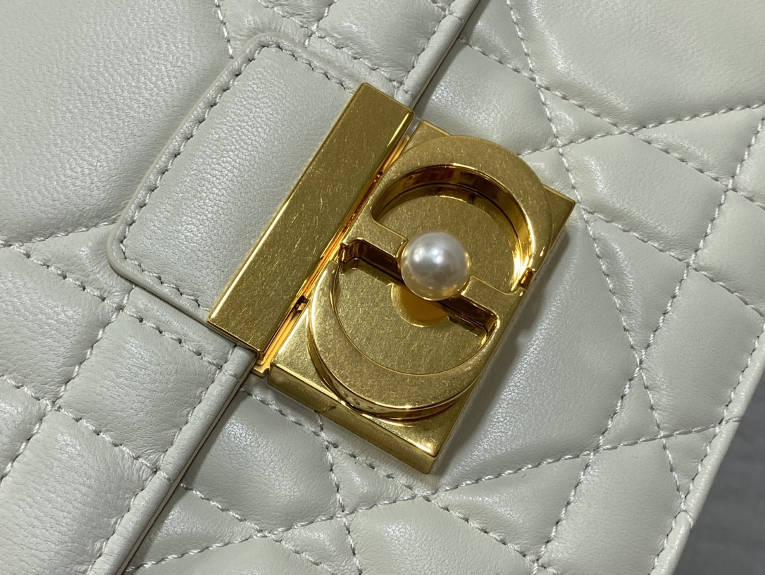 D*0r Medium D*0r Ange Bag Latte Macrocannage Calfskin 26 x 17 x 9 cm