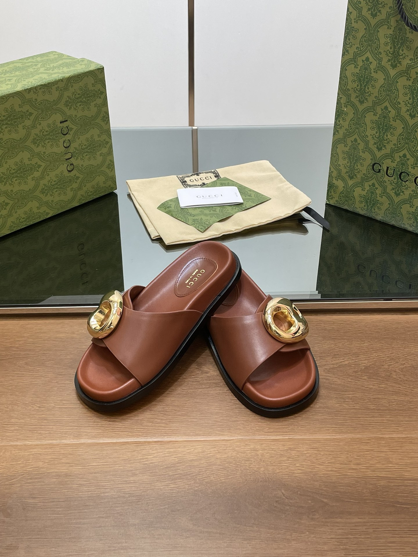 UA G*u*i MARINA CHAIN SLIDE SANDAL