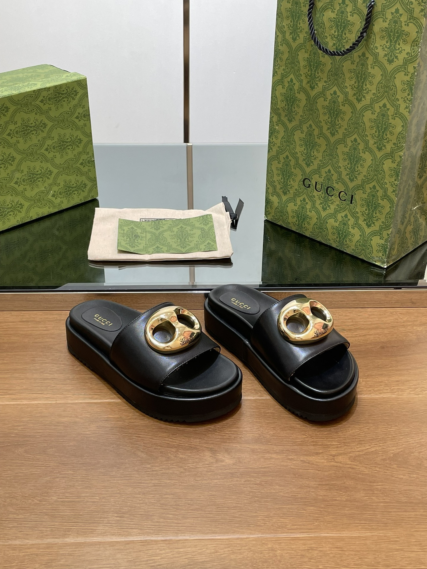 UA G*u*i MARINA CHAIN SLIDE