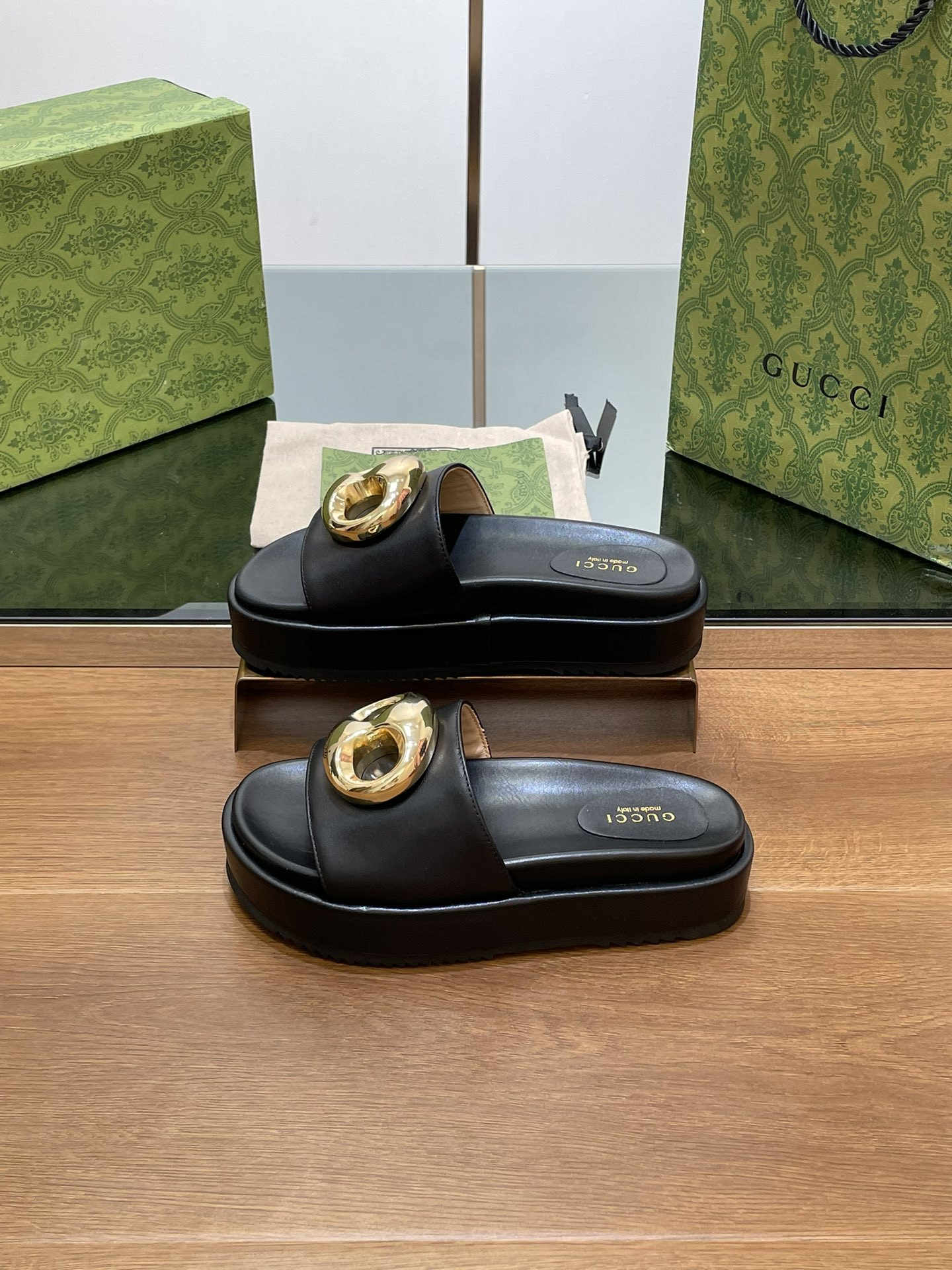 UA G*u*i MARINA CHAIN SLIDE