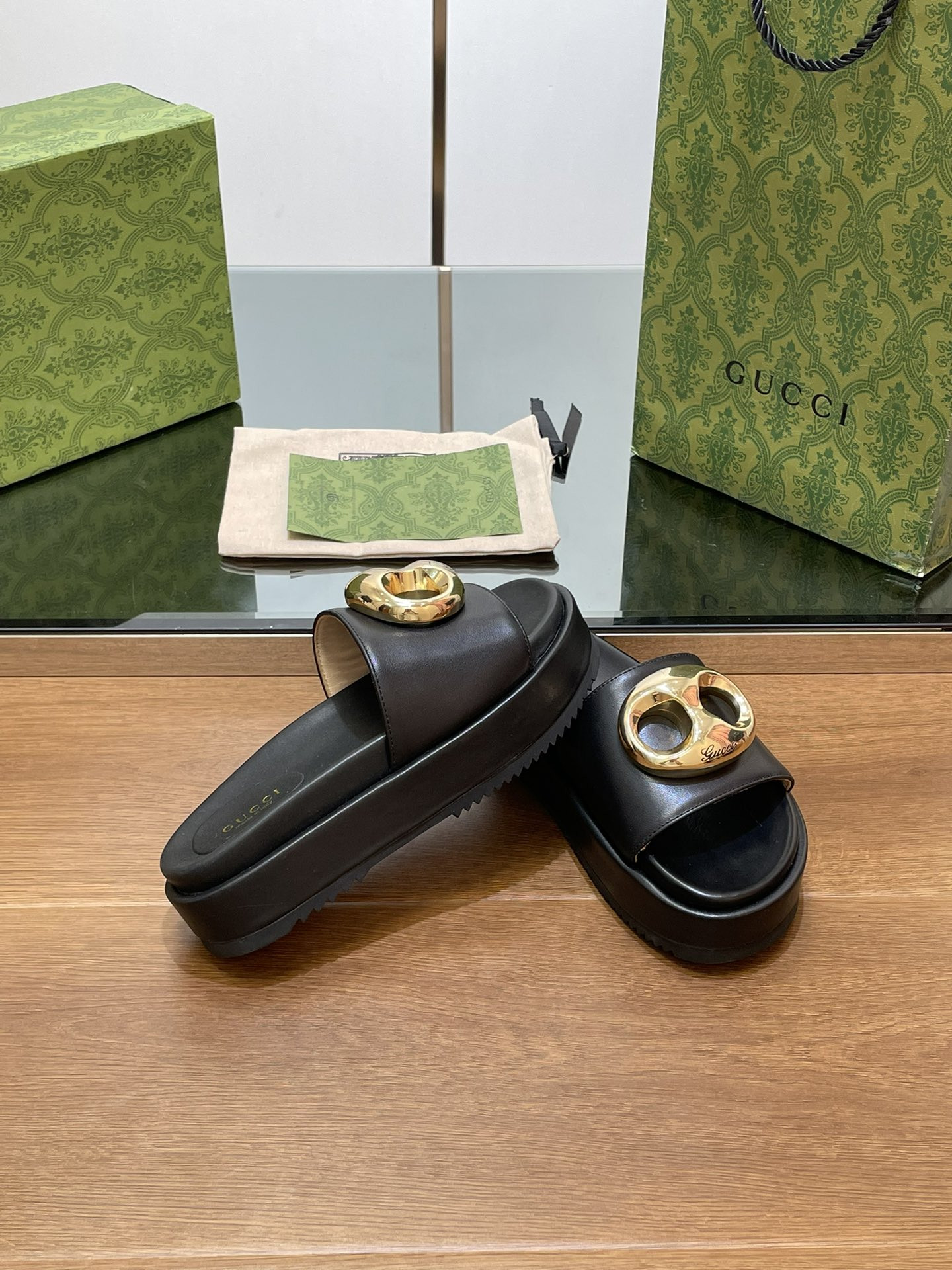 UA G*u*i MARINA CHAIN SLIDE