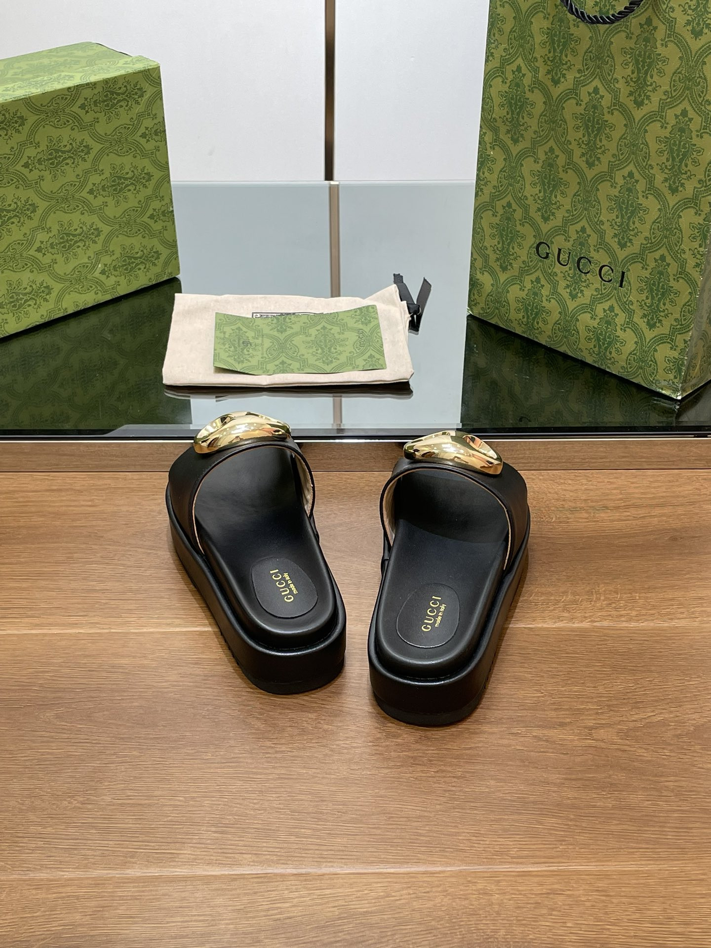 UA G*u*i MARINA CHAIN SLIDE