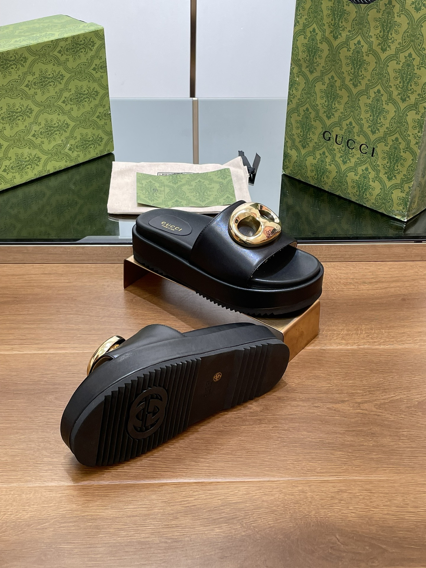 UA G*u*i MARINA CHAIN SLIDE