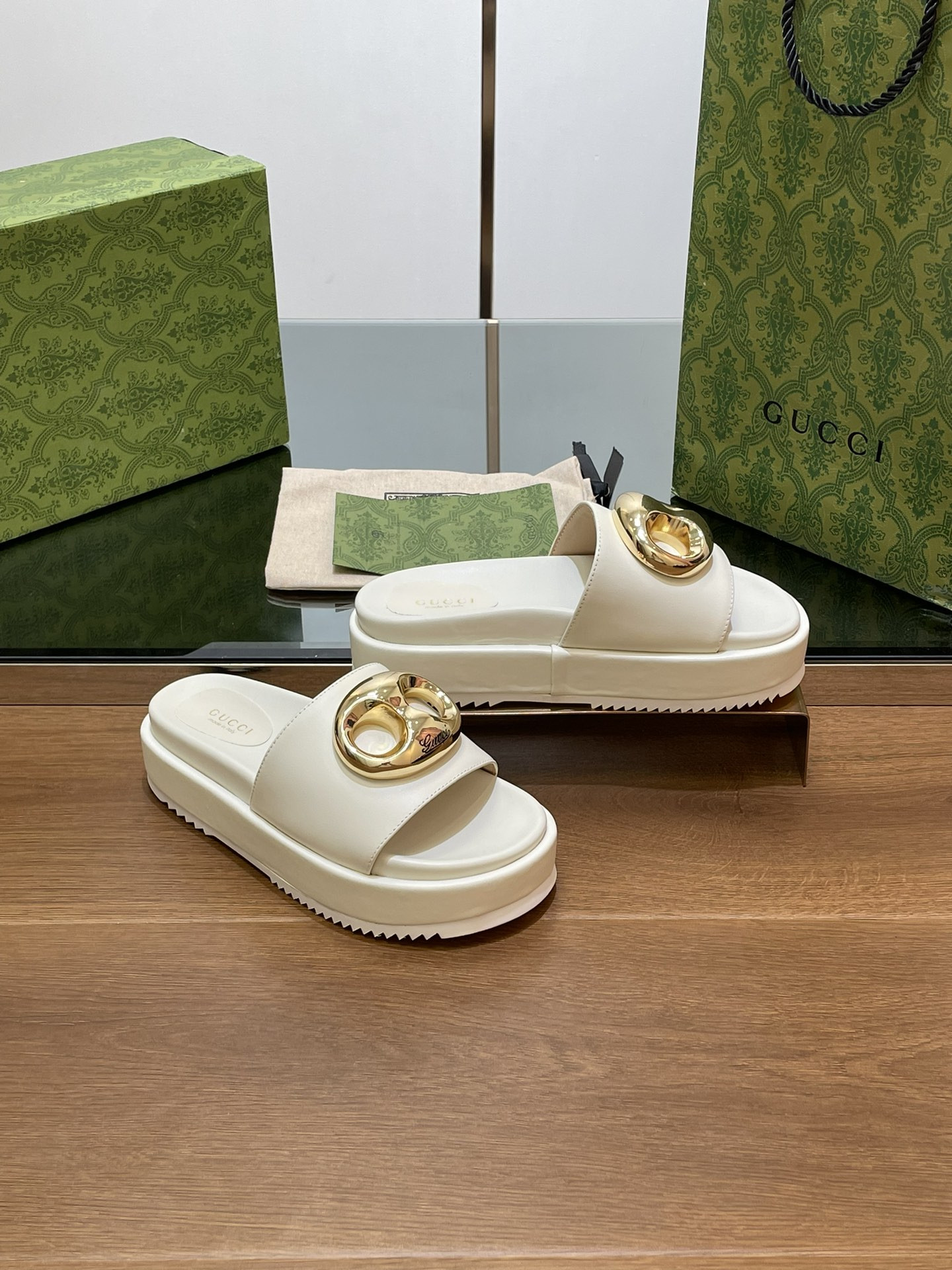 UA G*u*i MARINA CHAIN SLIDE