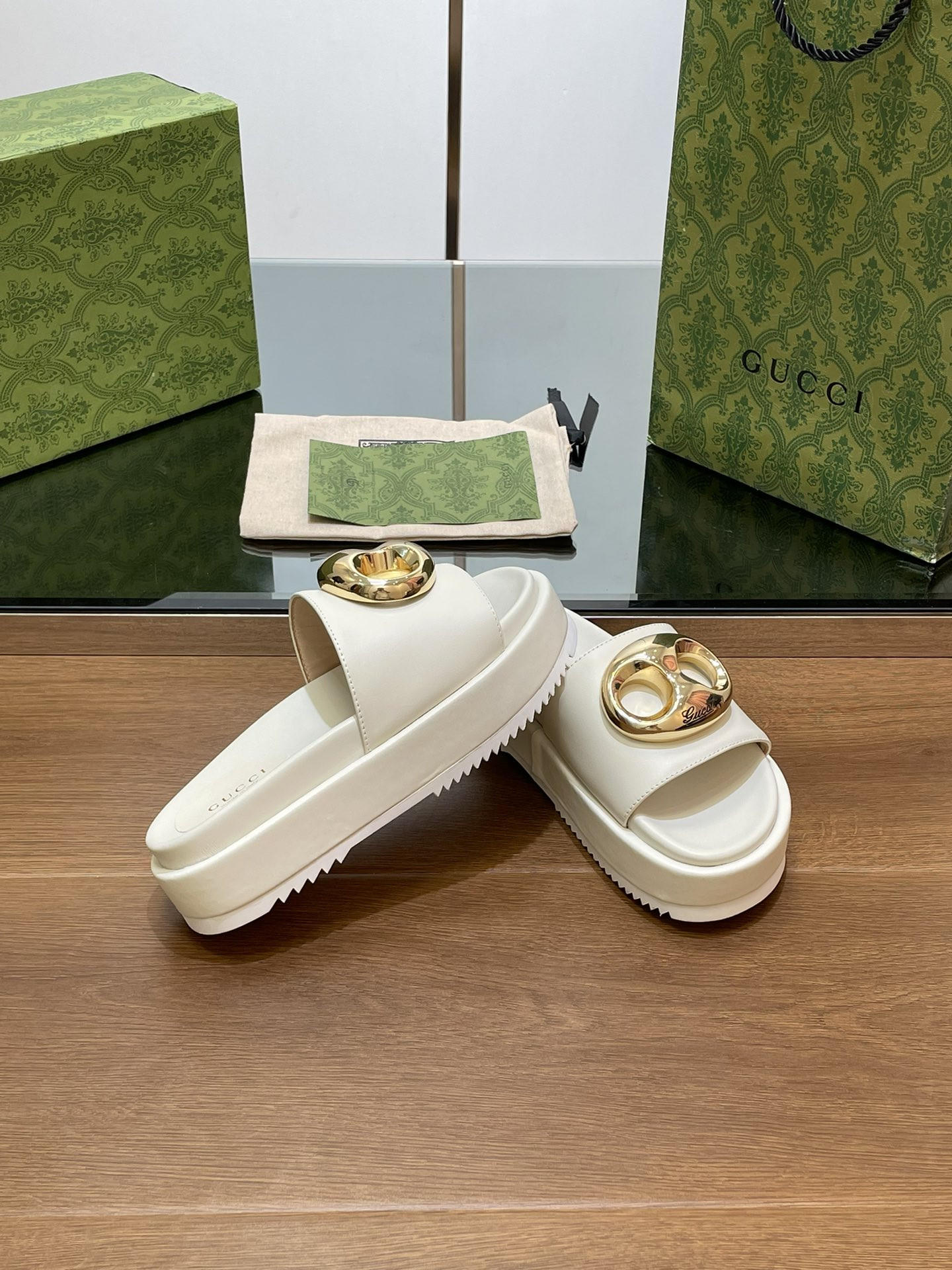 UA G*u*i MARINA CHAIN SLIDE