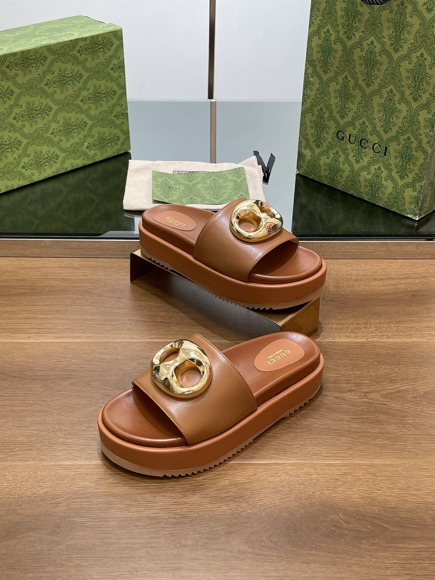 UA G*u*i MARINA CHAIN SLIDE