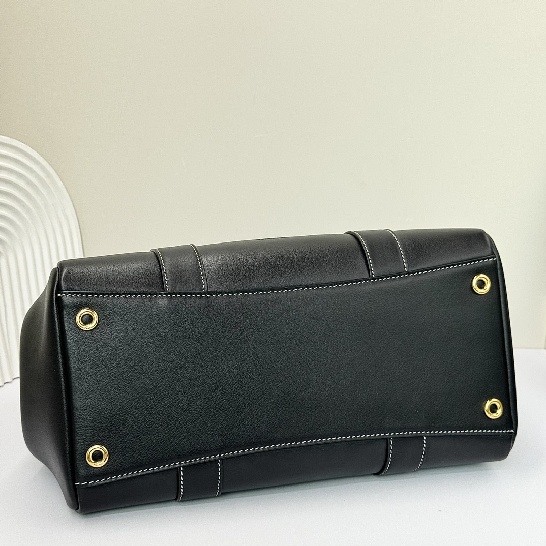 L**o p*ana Loom Bag L32 Black Smooth Calfskin 33 x 23 x 18 cm