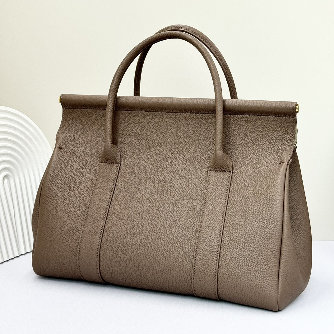 L**o p*ana Loom Bag L32 Grained Calfskin 33 x 23 x 18 cm