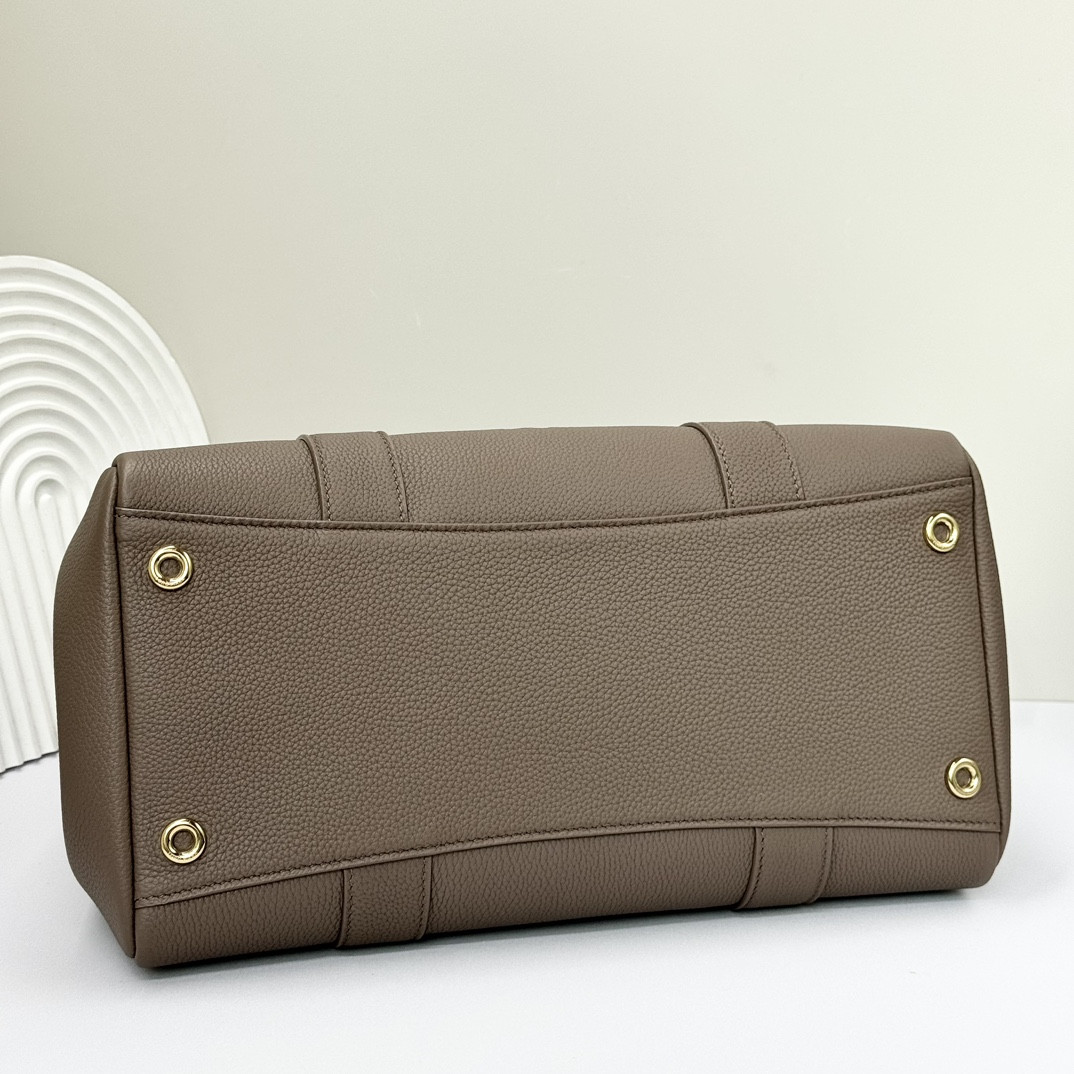 L**o p*ana Loom Bag L32 Grained Calfskin 33 x 23 x 18 cm